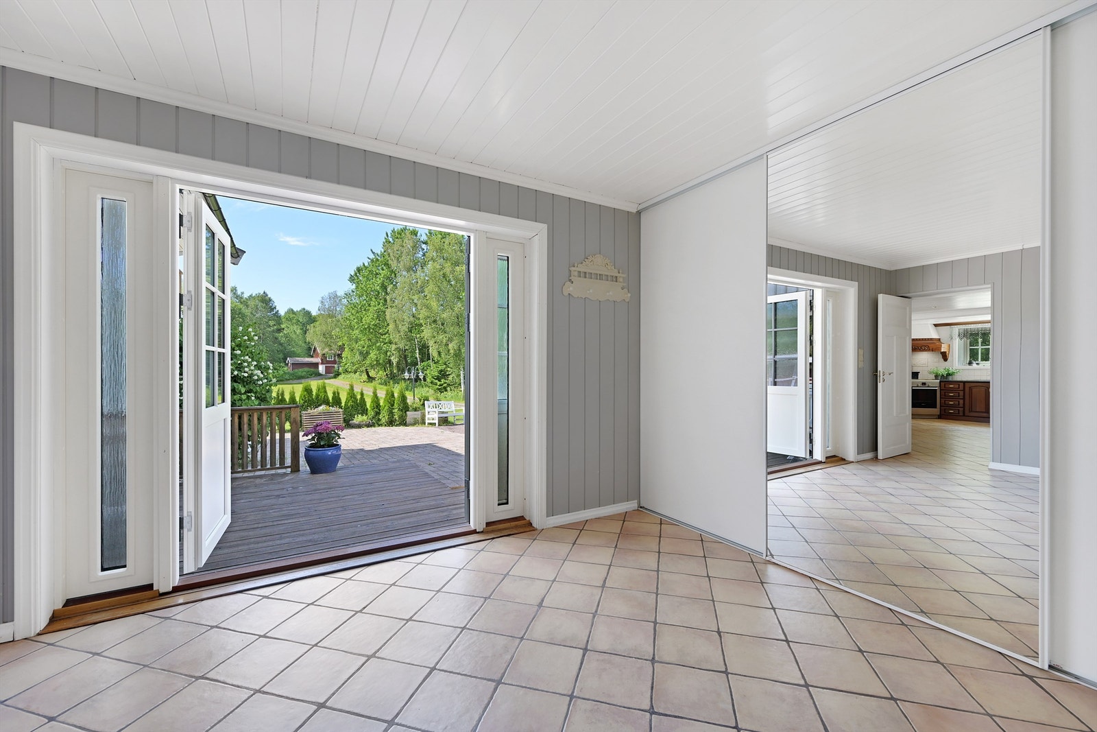 Hall med skyvedørsgarderober Galleribilde