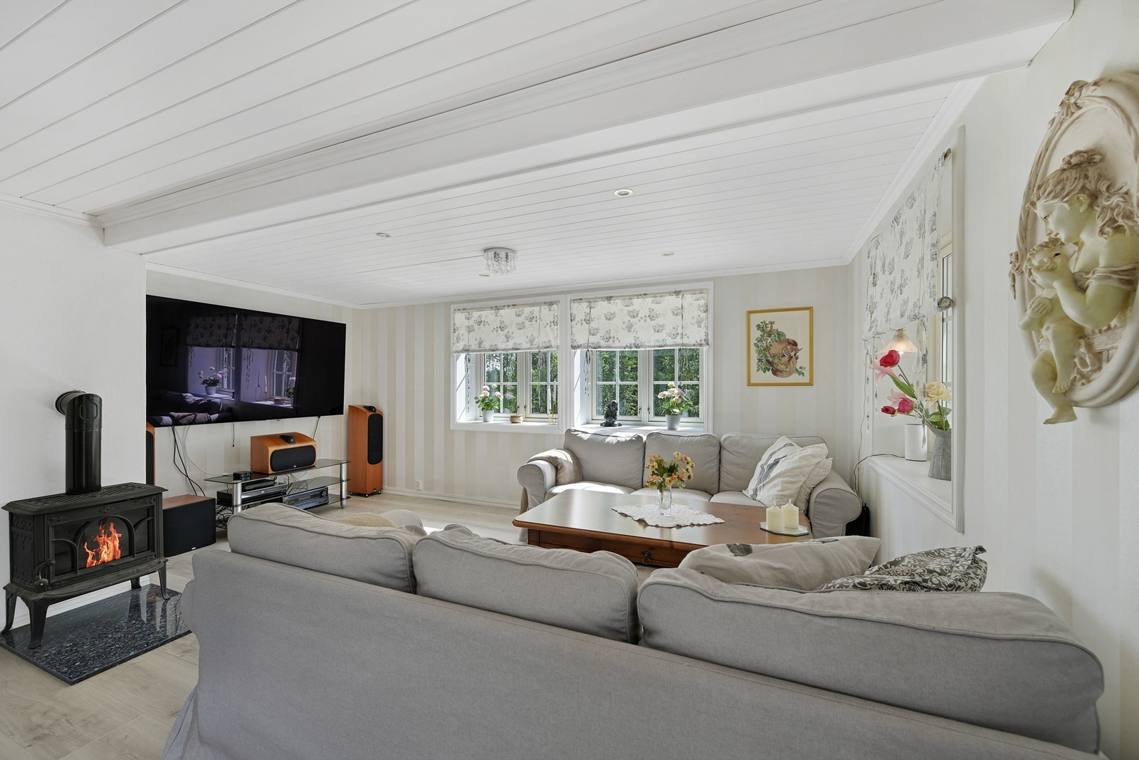 Stue med vedovn Galleribilde