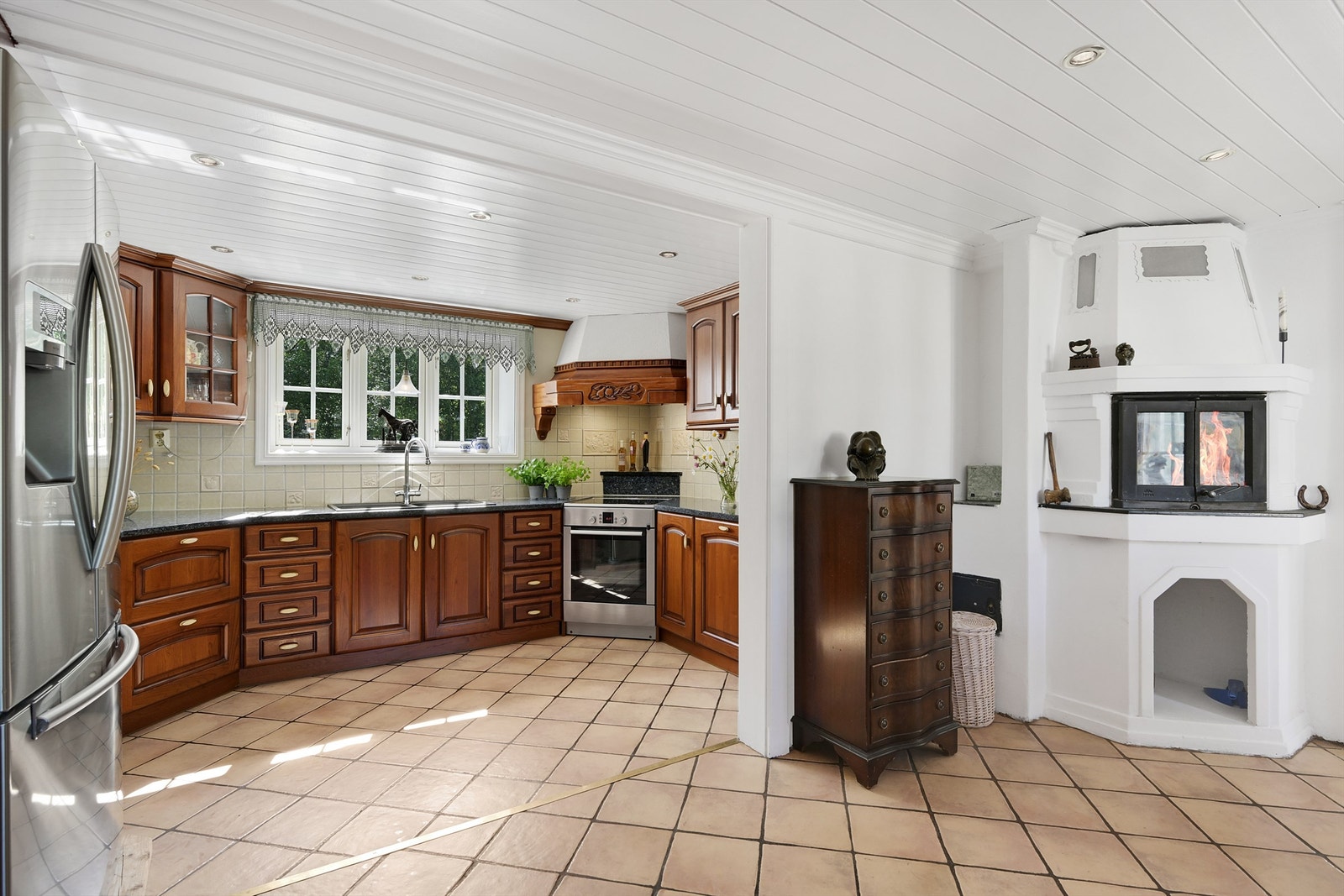 Kjøkken med åpen løsning til spisestue Galleribilde