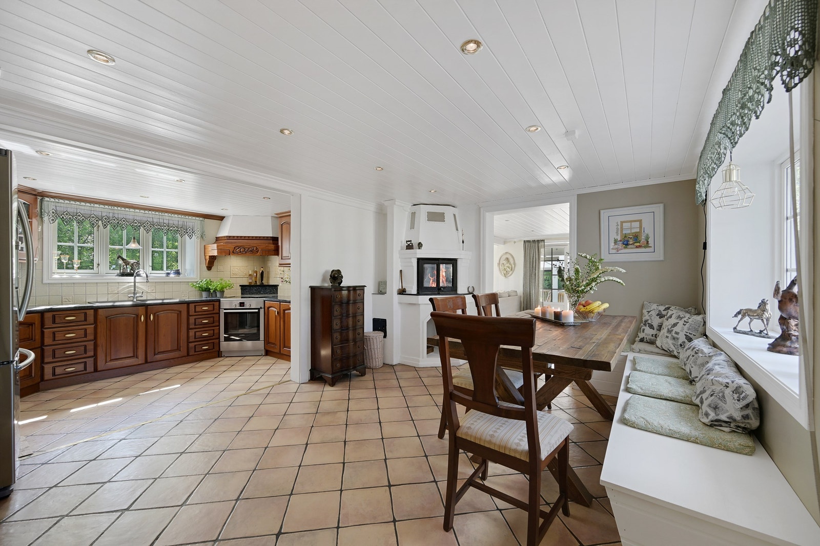 Kjøkken/spisestue med peis Galleribilde