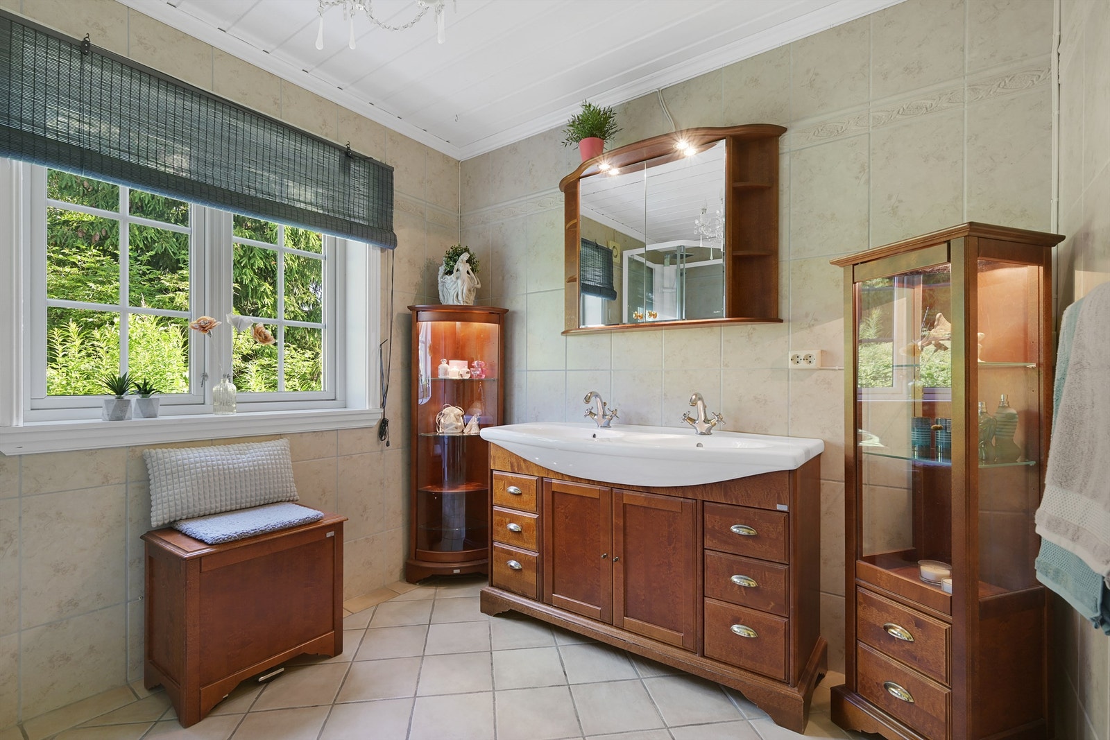 Baderom med solid innredning Galleribilde