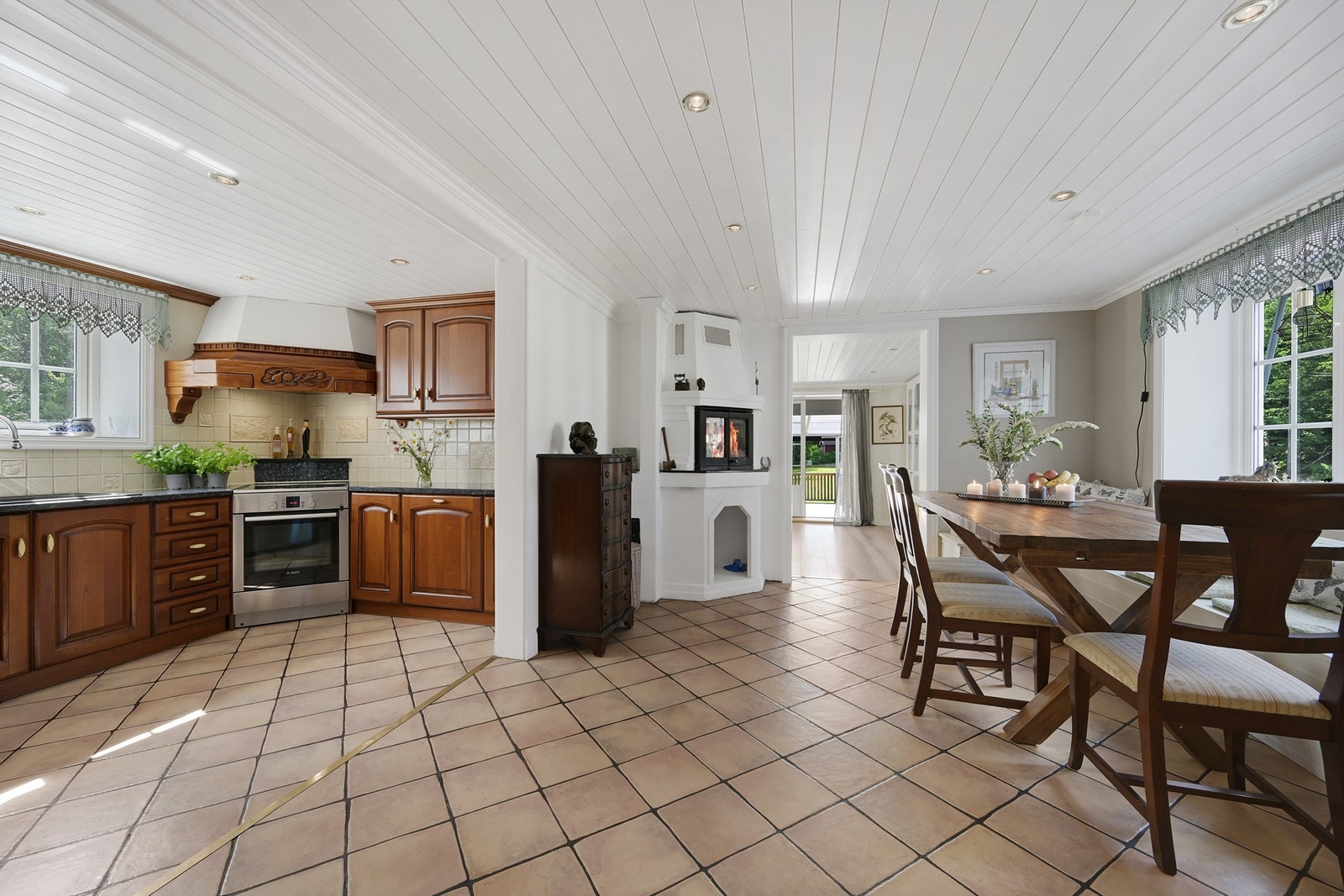 Kjøkken med åpen løsning til spisestue Galleribilde