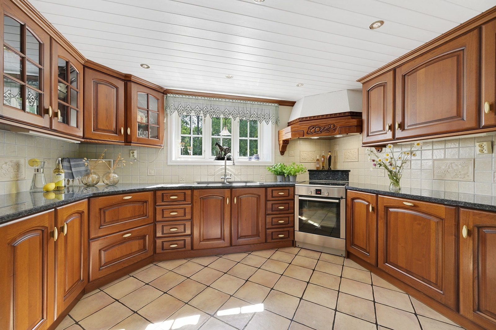 Solid kjøkken fra Italian Design med åpen løsning til spisestue Galleribilde