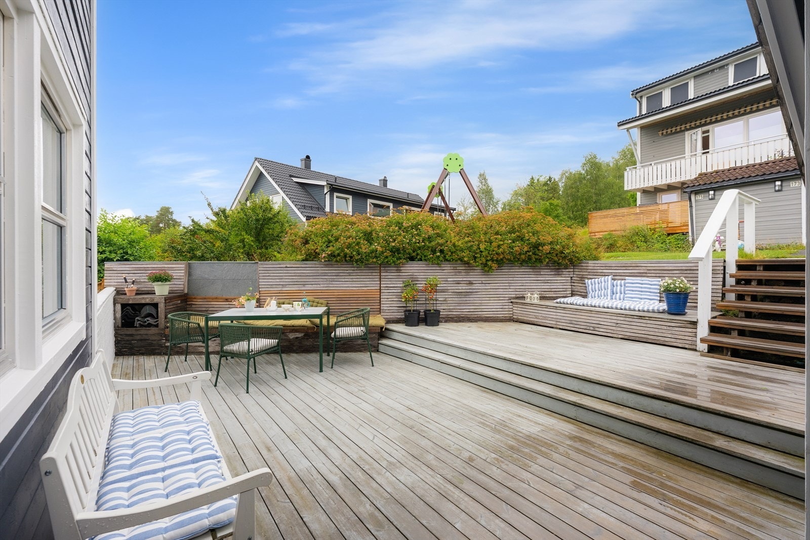 Ved inngangspartiet er det en romslig terrasse med flere soner. Galleribilde