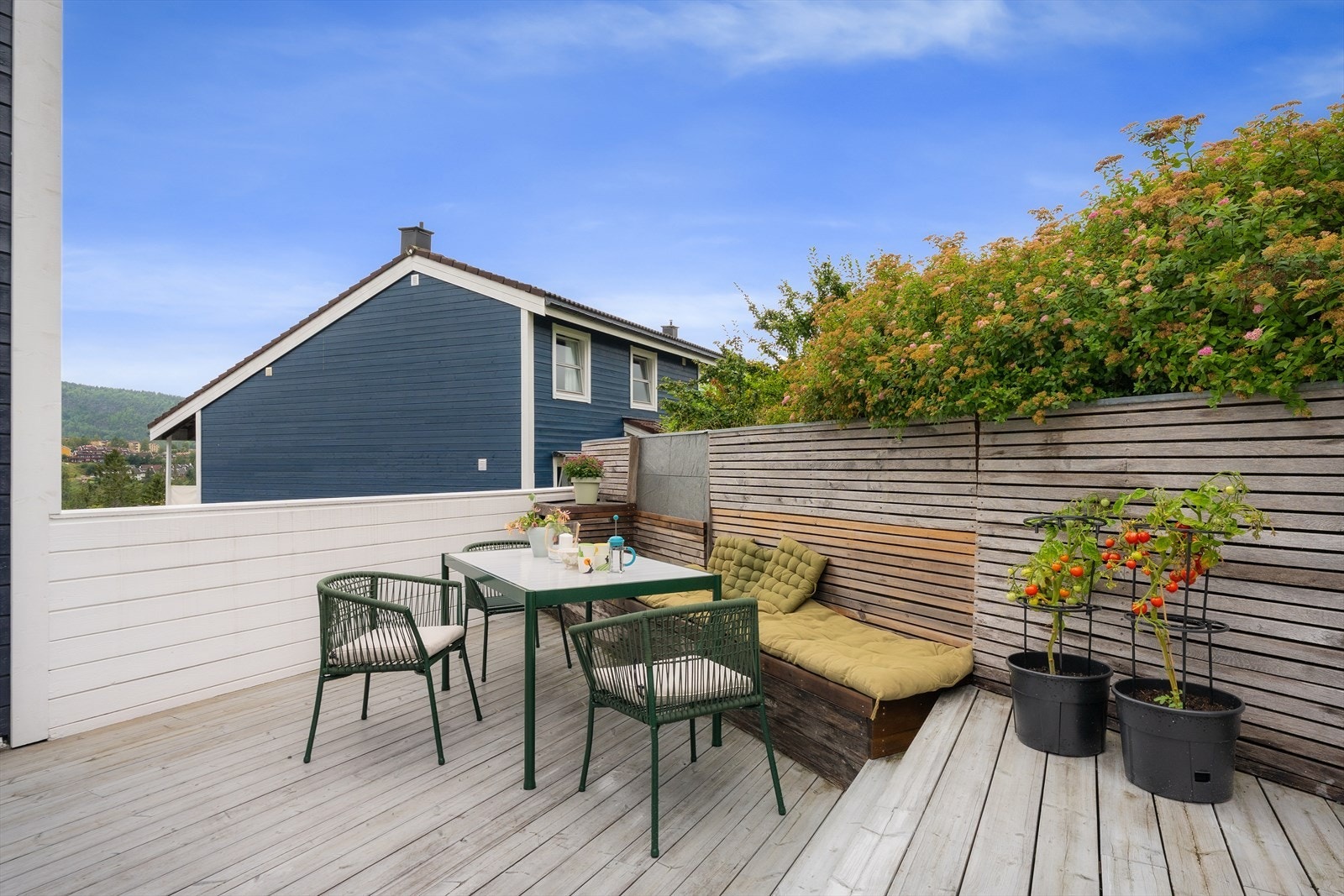 Gode solforhold på morgen, formiddag og dagtid på denne siden av huset. Galleribilde