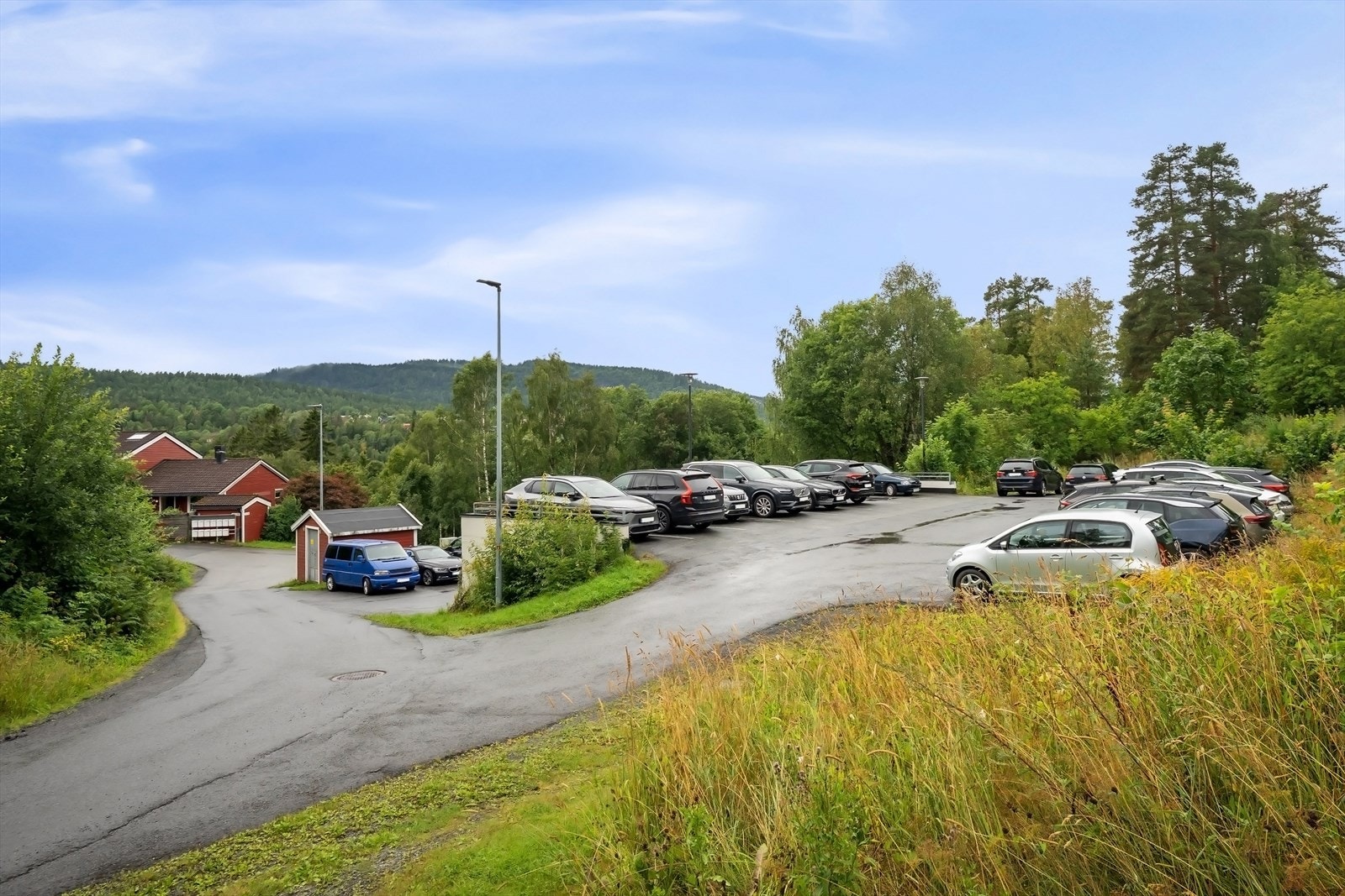 Ved siden av garasjene er det i tillegg en stor parkeringsplass med god plass. Galleribilde