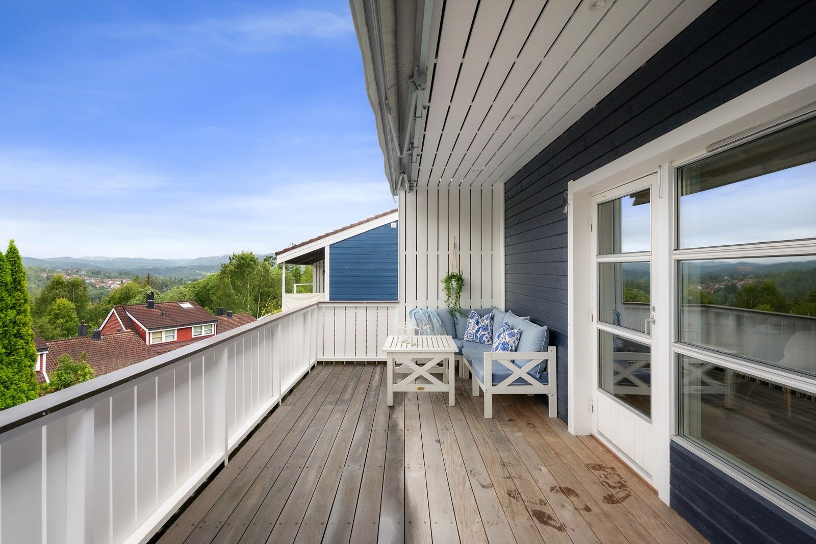Delvis overbygget balkong. God plass til sittegruppe. Utstyrt med markise. Galleribilde