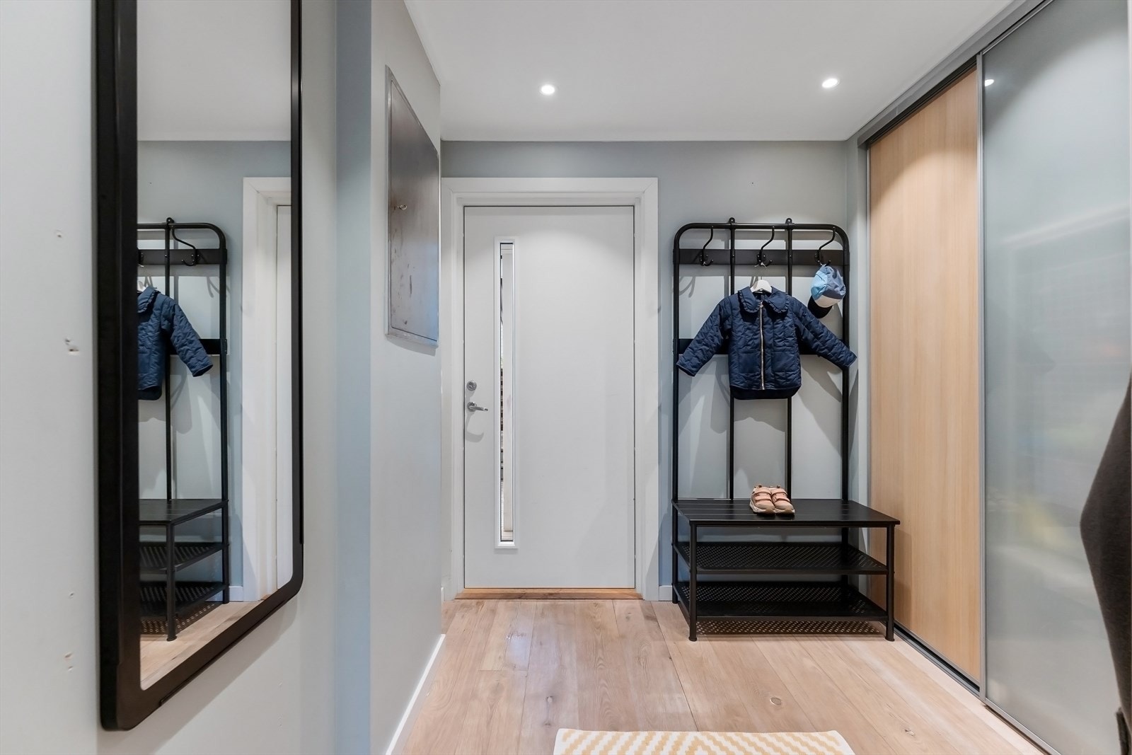 Romslig entré med stor innebygd garderobe. Galleribilde