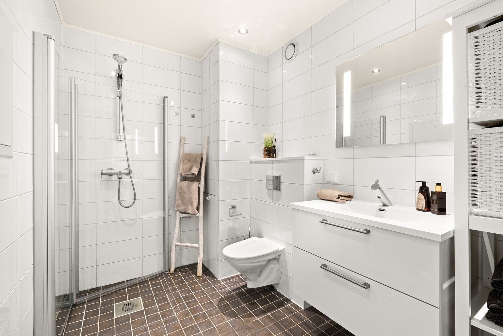 Baderommet i 2. etasje fremstår som moderne og funksjonelt, med gjennomtenkte løsninger. Galleribilde