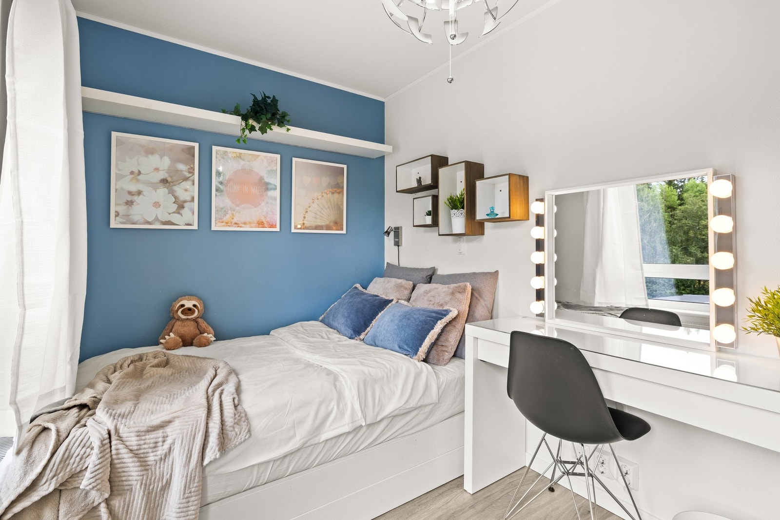 De tre øvrige soverommene er lyse og innbydende, med fleksible planløsninger som gjør dem velegnet både som barnerom, gjesterom eller hjemmekontor. Galleribilde