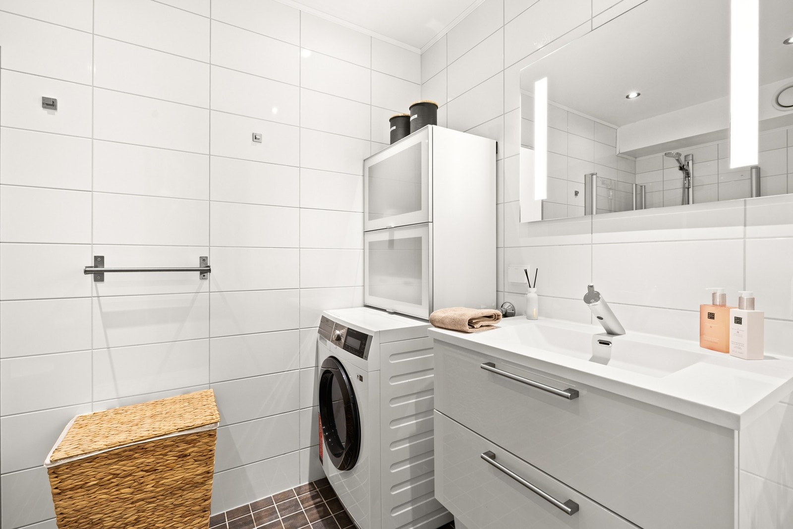 Baderommet fremstår lyst og moderne, med glatt malt himling og innfelte downlights som gir en jevn og behagelig belysning. Galleribilde