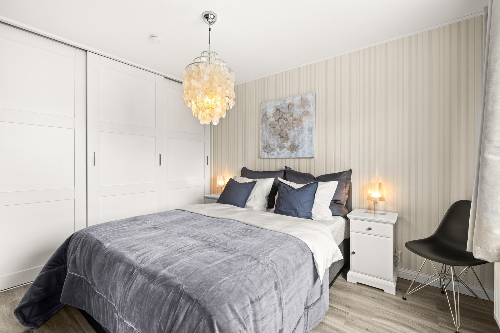 I boligens 2. etasje finner vi fire romslige soverom, praktisk samlet på samme plan - noe som gjør løsningen svært familievennlig. Galleribilde