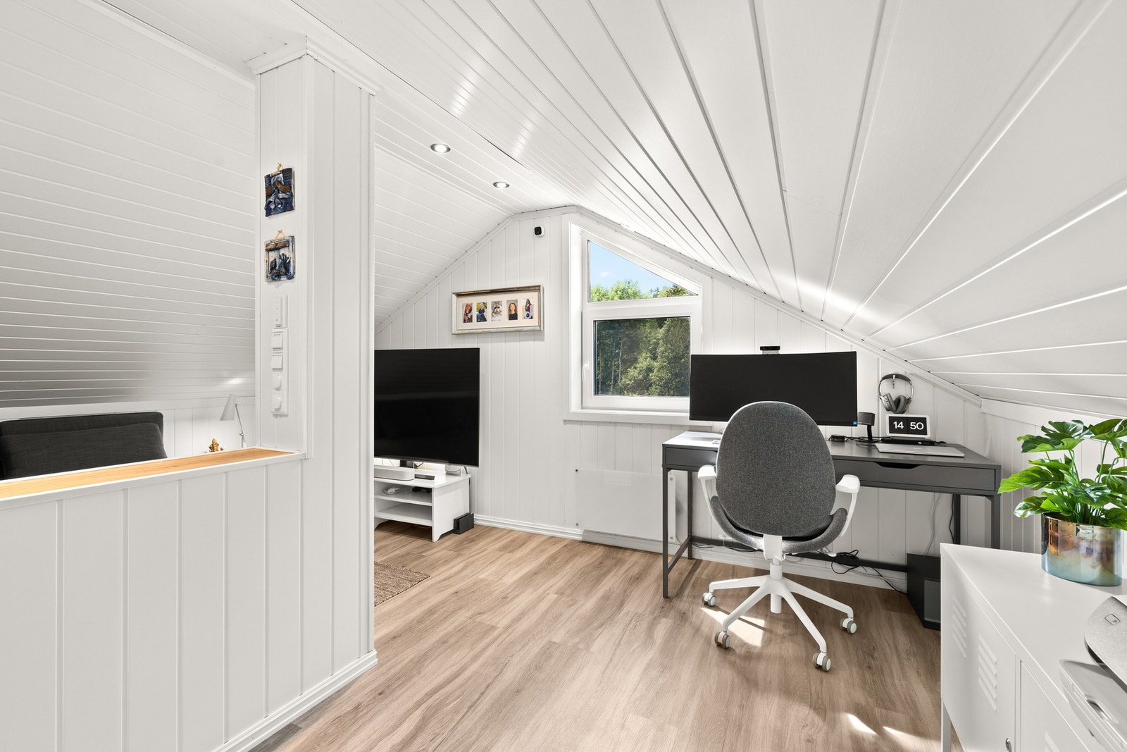 Det er god plass til ulik innredning etter behov, og lagringsløsningene i kneveggene bidrar til effektiv arealutnyttelse. Galleribilde