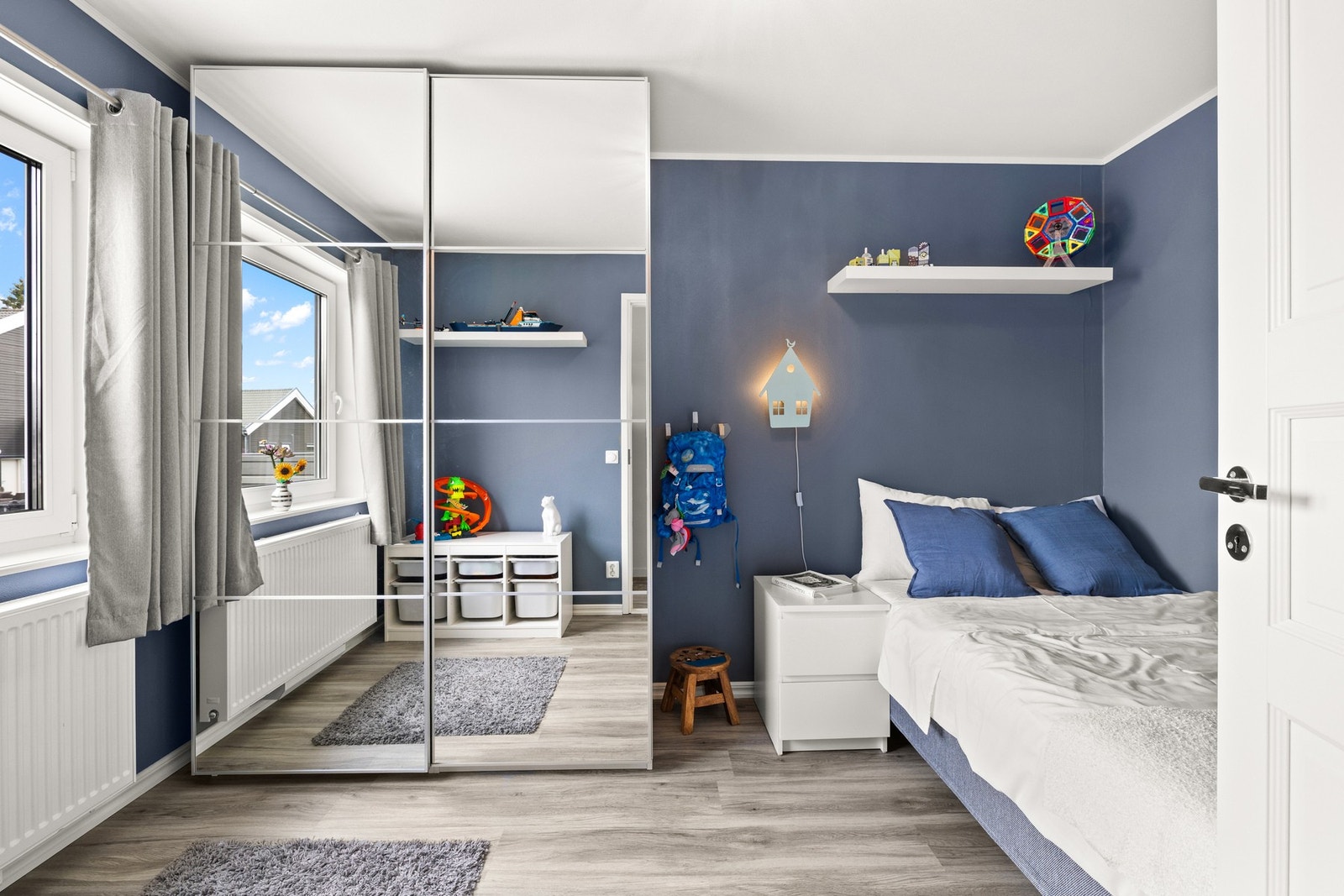 Her er det god plass til både lek og avslapning, samtidig som oppbevaringsløsningene er godt ivaretatt. Galleribilde