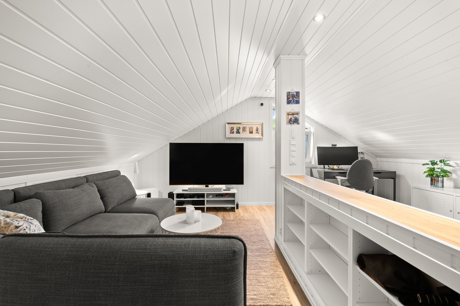 Loftsetasjen har et gulvareal på 39 m², hvorav 24 m² er måleverdig grunnet skråtak. Galleribilde