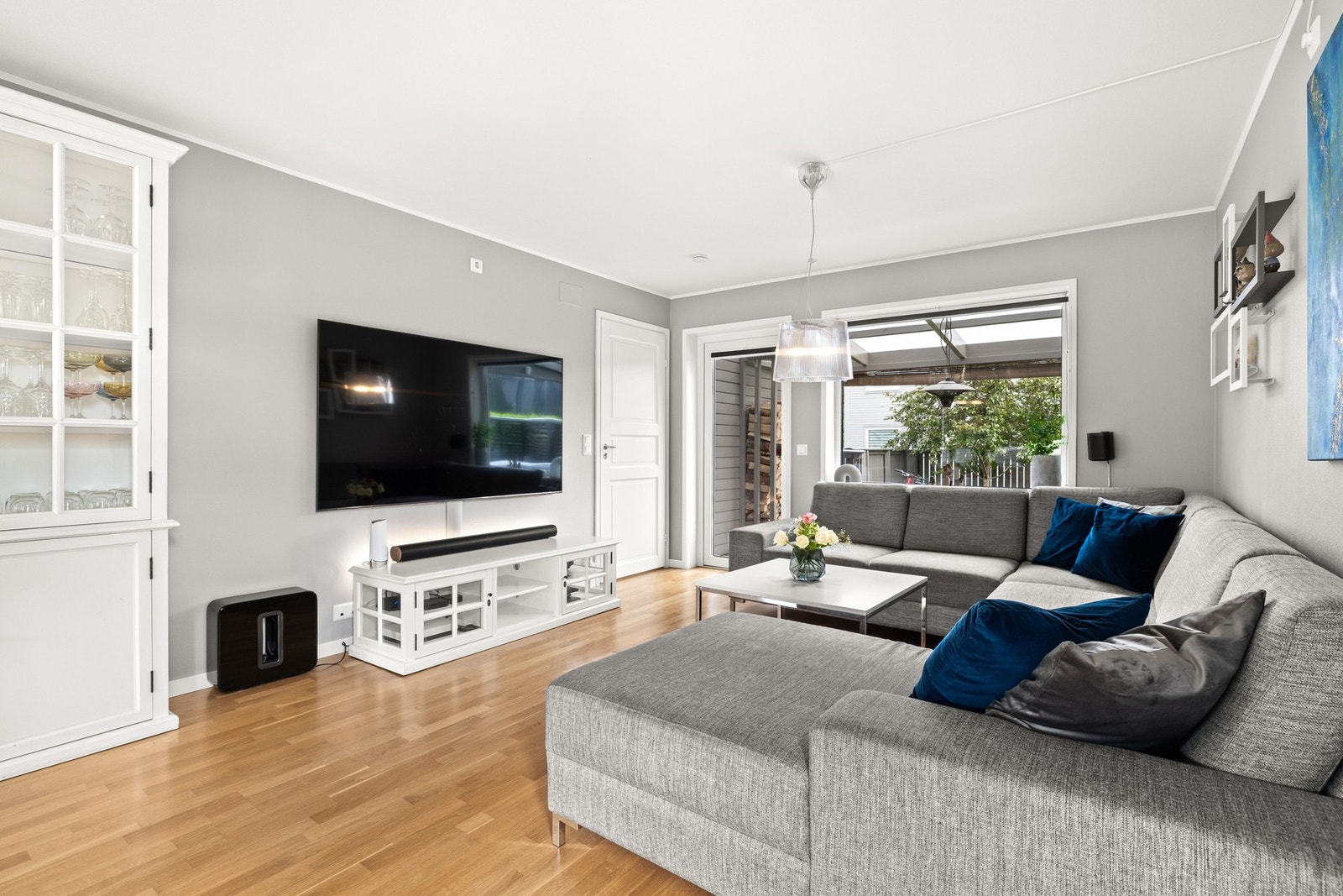 Gulvet er lagt med 3-stavs parkett, og veggene har glatte, malte flater som gir et tidløst uttrykk. Galleribilde