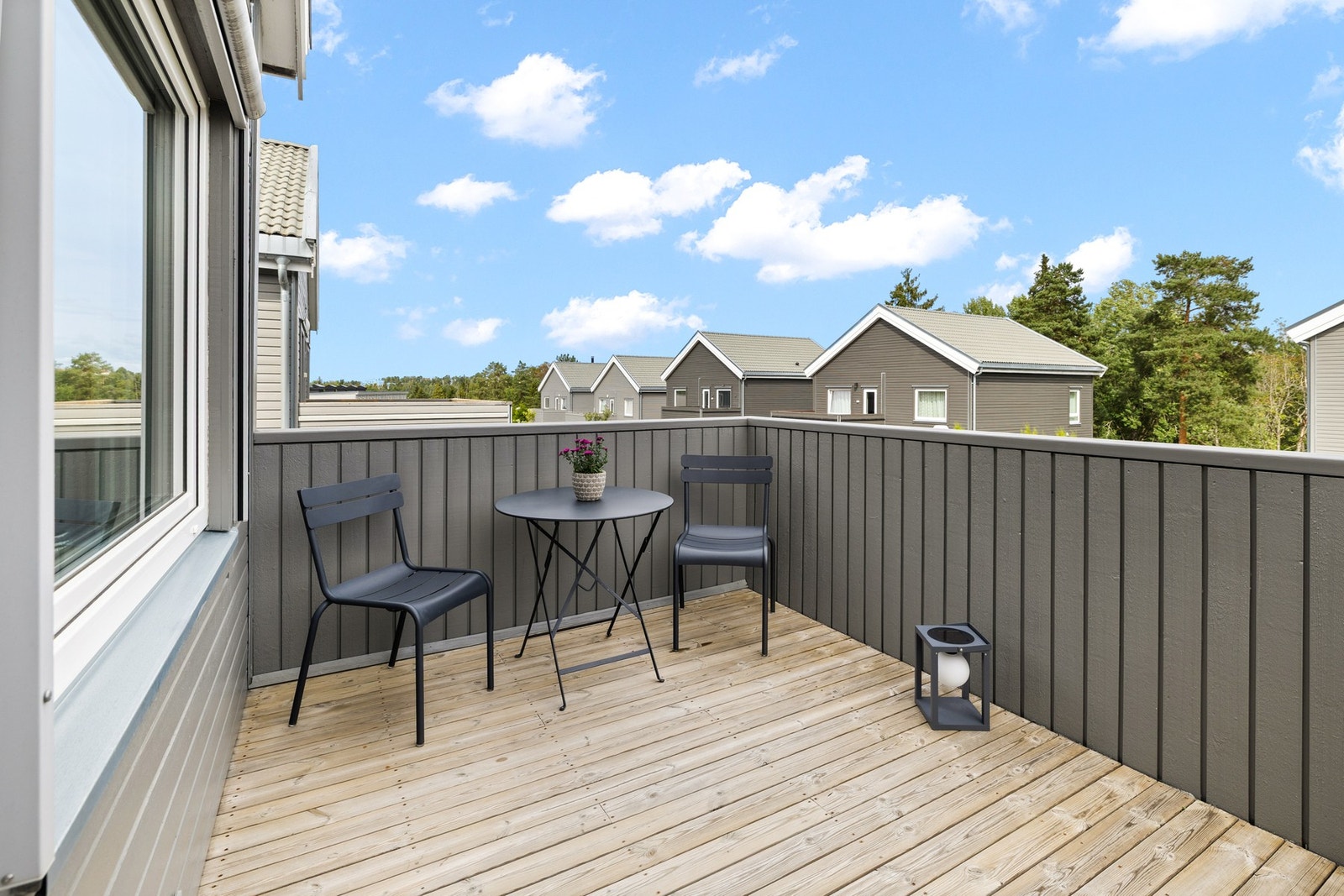 Fra gang i 2. etasje er det utgang til romslig østvendt balkong, målt til 10 m². Galleribilde