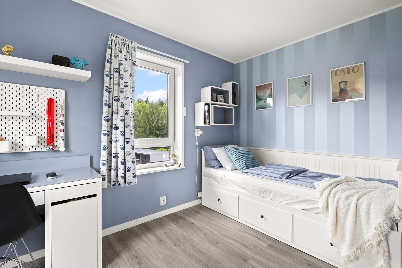 Alle rommene har store vinduer som slipper inn rikelig med dagslys, og er utstyrt med utvendig, elektrisk styrt solskjerming som gir både effektiv solavskjerming og økt komfort. Galleribilde