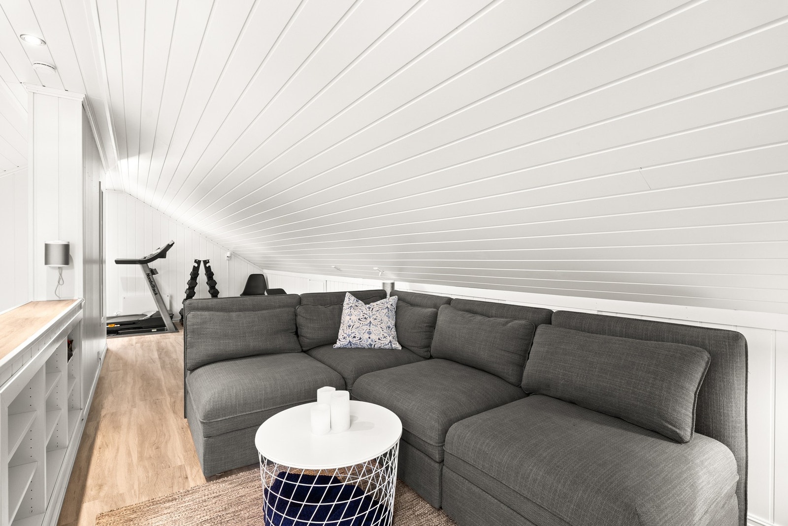 Etasjen har hvitmalte panelte vegger og himling med downlights, samt lyse laminatgulv, noe som gir et lyst og åpent preg. Galleribilde