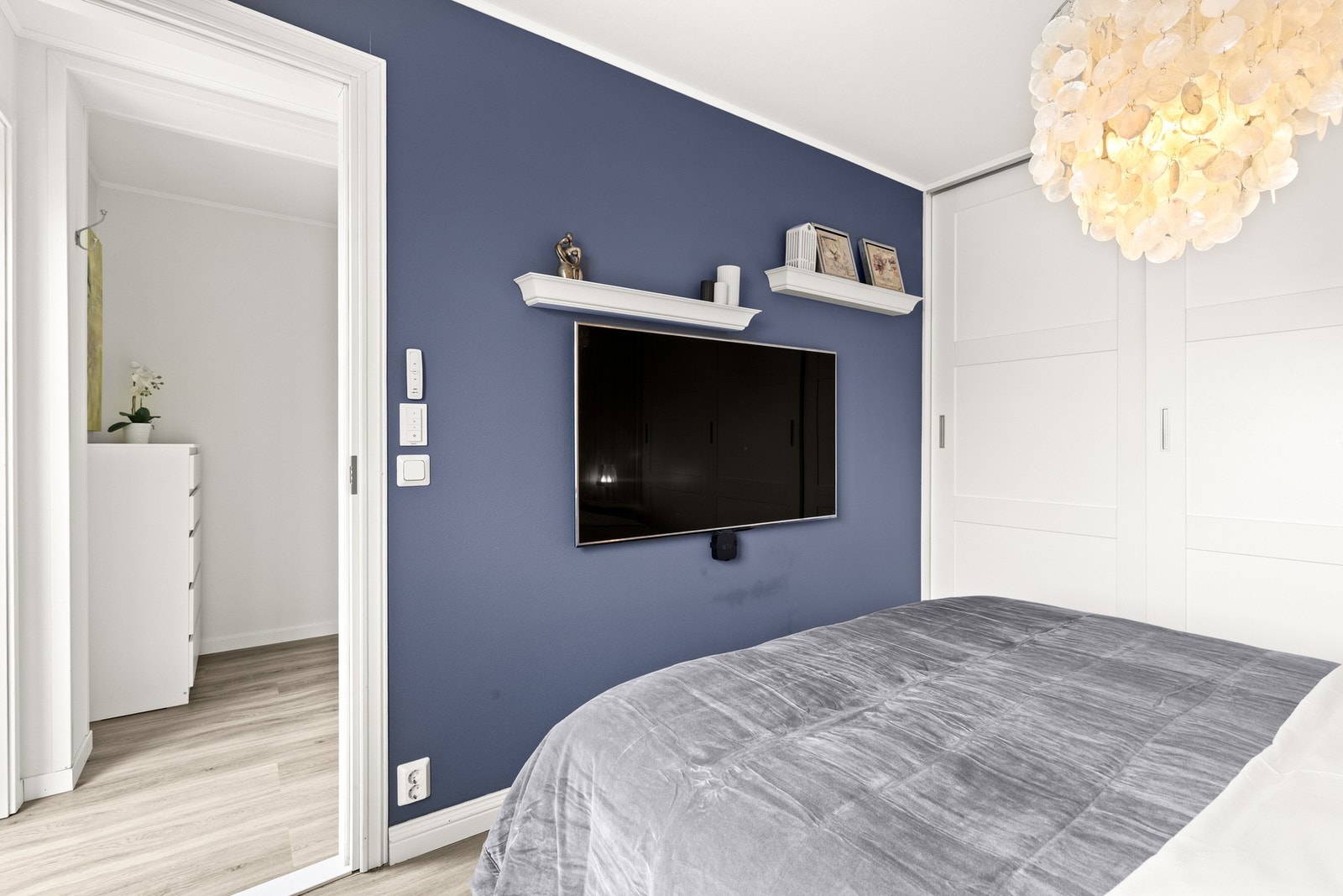 Hovedsoverommet har god plass til dobbeltseng og nattbord, samt en stor, integrert skyvedørsgarderobe som gir rikelig med oppbevaring. Galleribilde