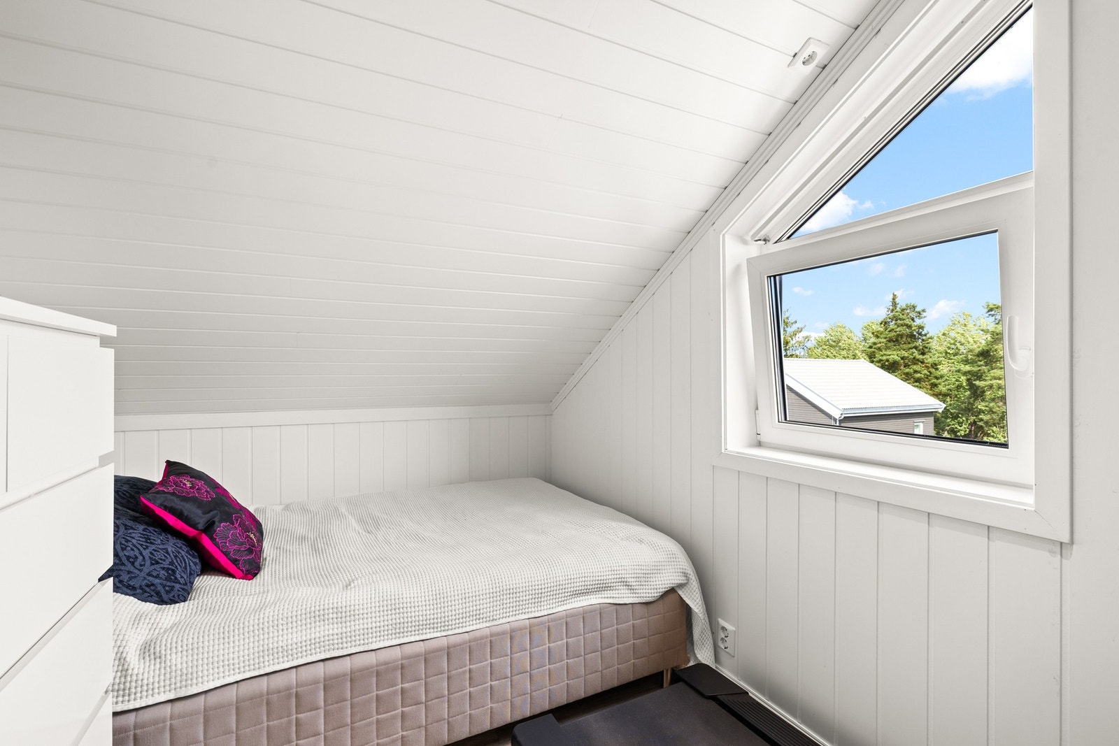 Ifølge byggemeldte tegninger hos Saksinnsyn (plan og bygg) er loftet registrert som tilleggsdel og uinnredet. Loftet er ikke formelt bruksendret til hoveddel, og er derfor ikke godkjent for varig opphold. Galleribilde