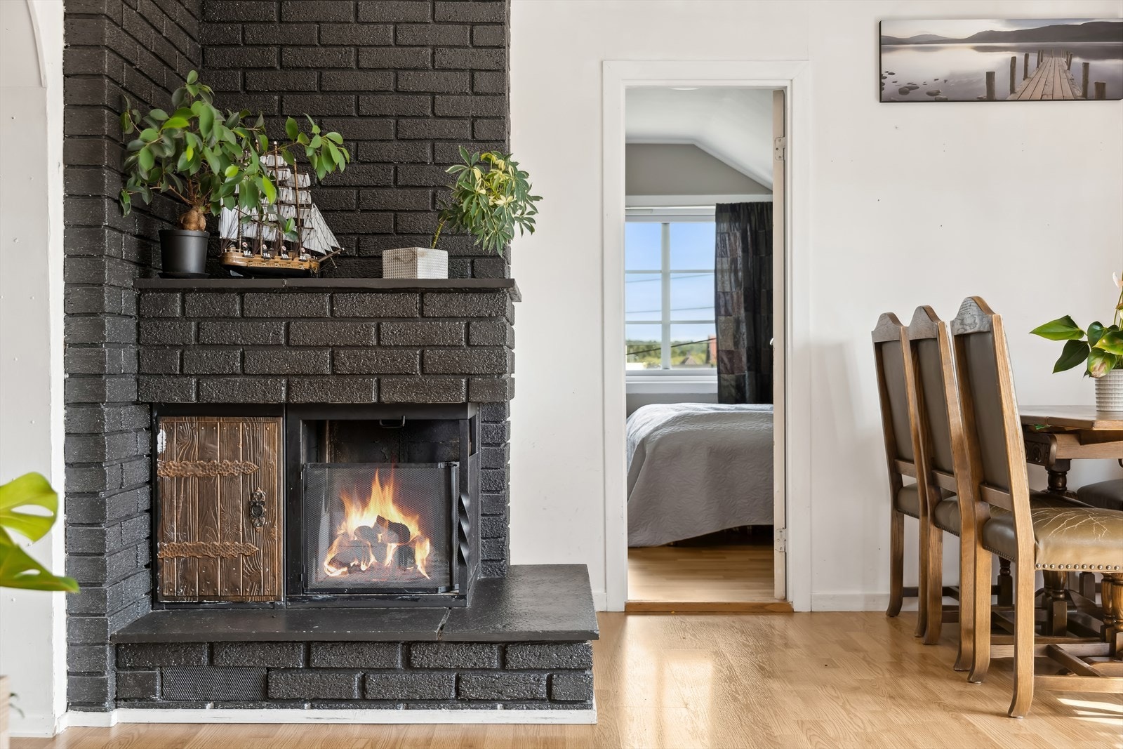 Det et åpent ildsted i stuen. Galleribilde