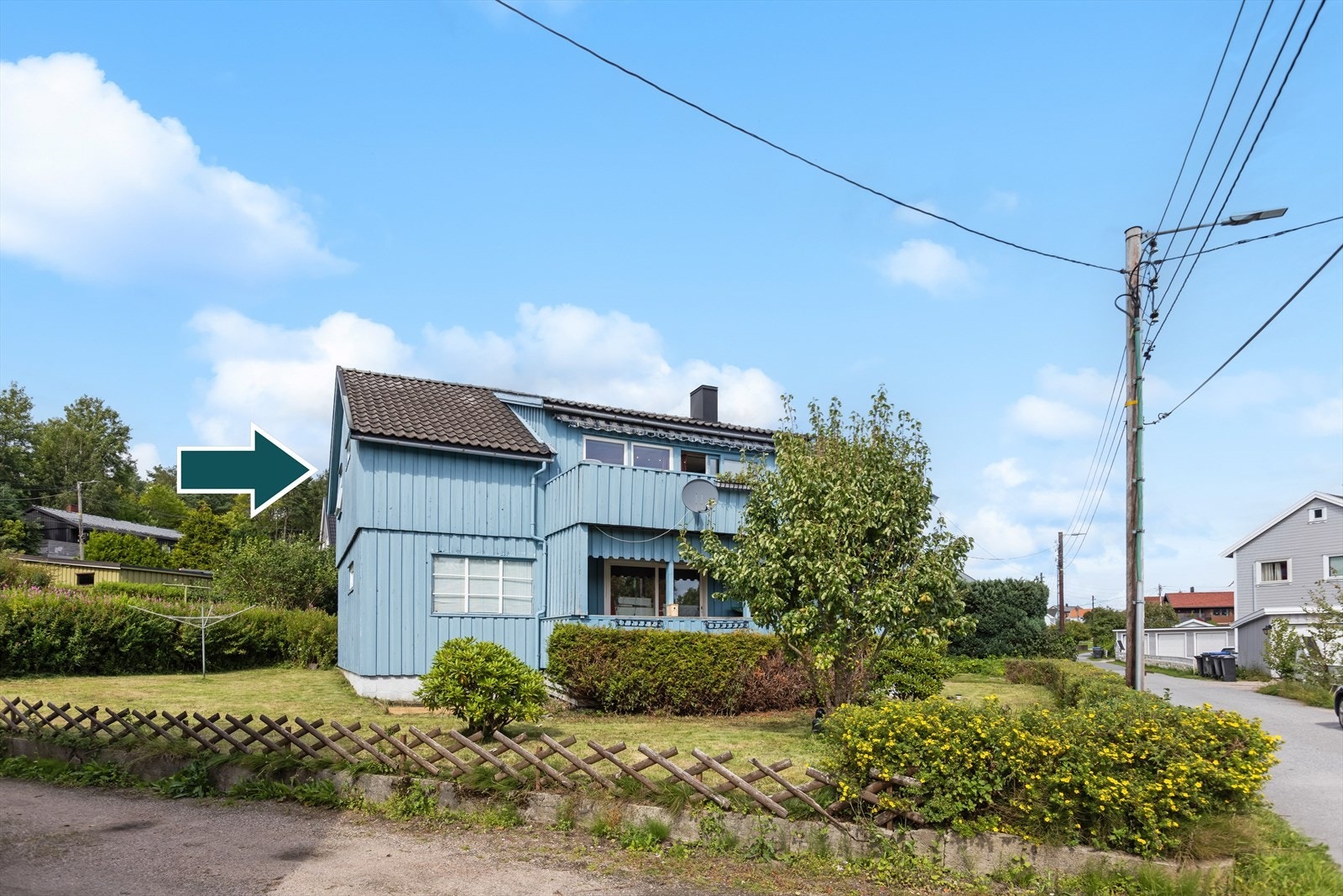 Stor hage med pen plen og beplantning. Galleribilde