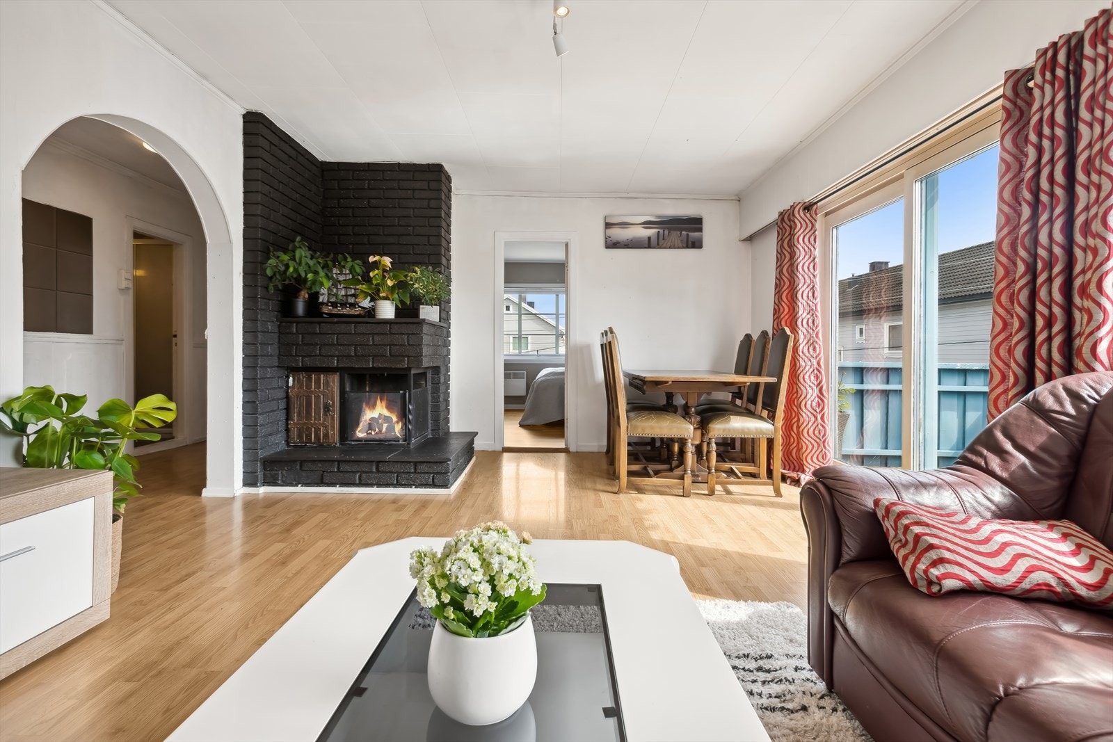 Stuen er av god størrelse, og har veldig gode lysforhold fra de store vindusflatene i front. Galleribilde