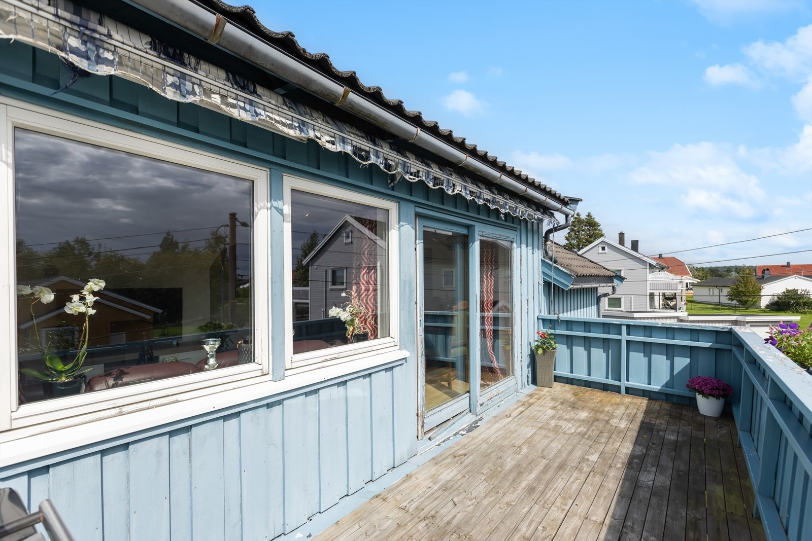 Stor altan utenfor stuen. Galleribilde