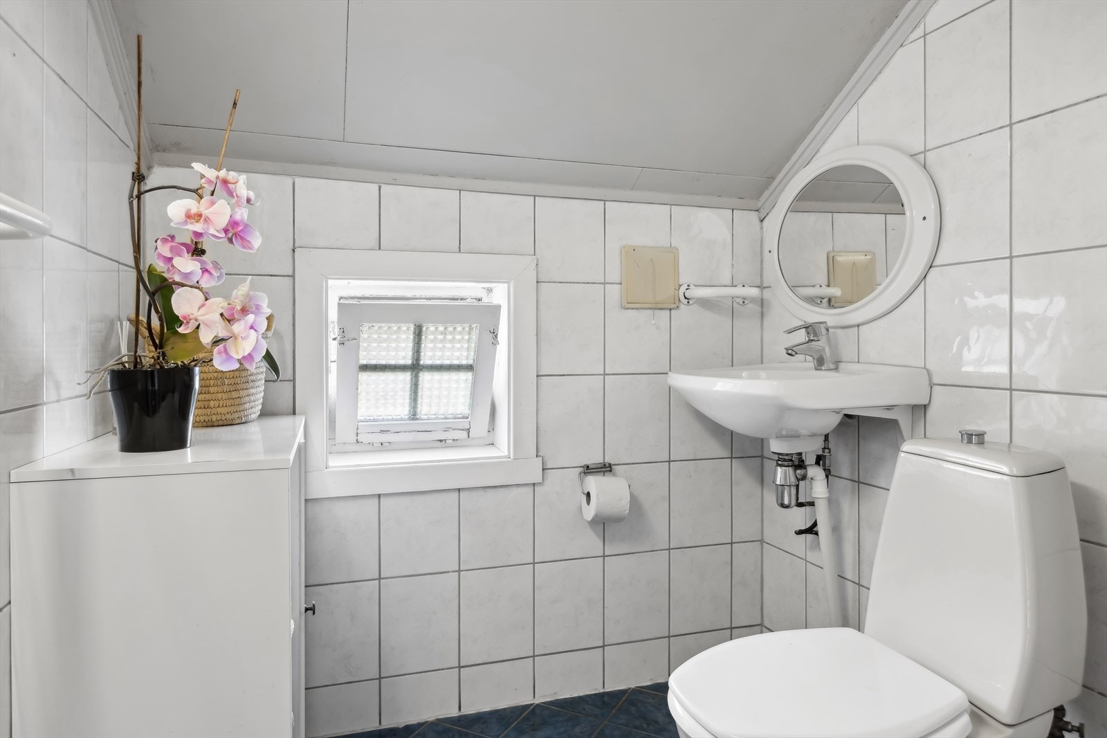 Baderommet har behov for renovering. Galleribilde