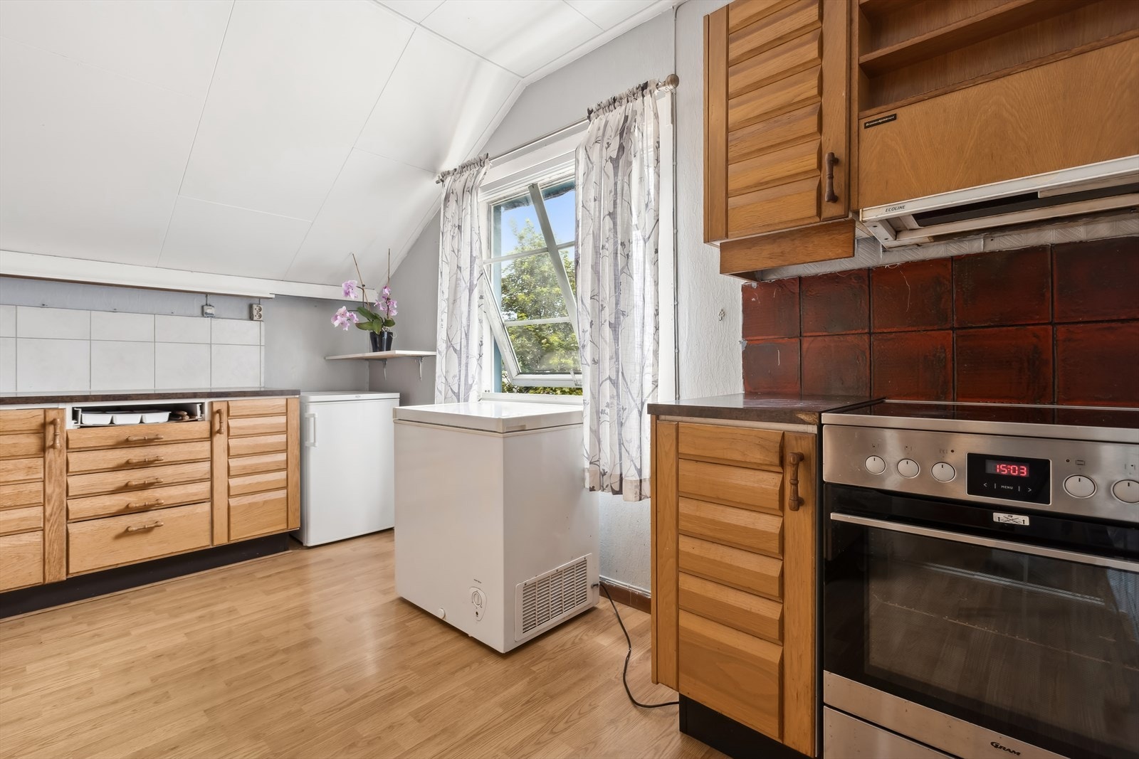 Kjøkkenet har en eldre standard. Det er kjøkkenventilator med avtrekk ut. Galleribilde