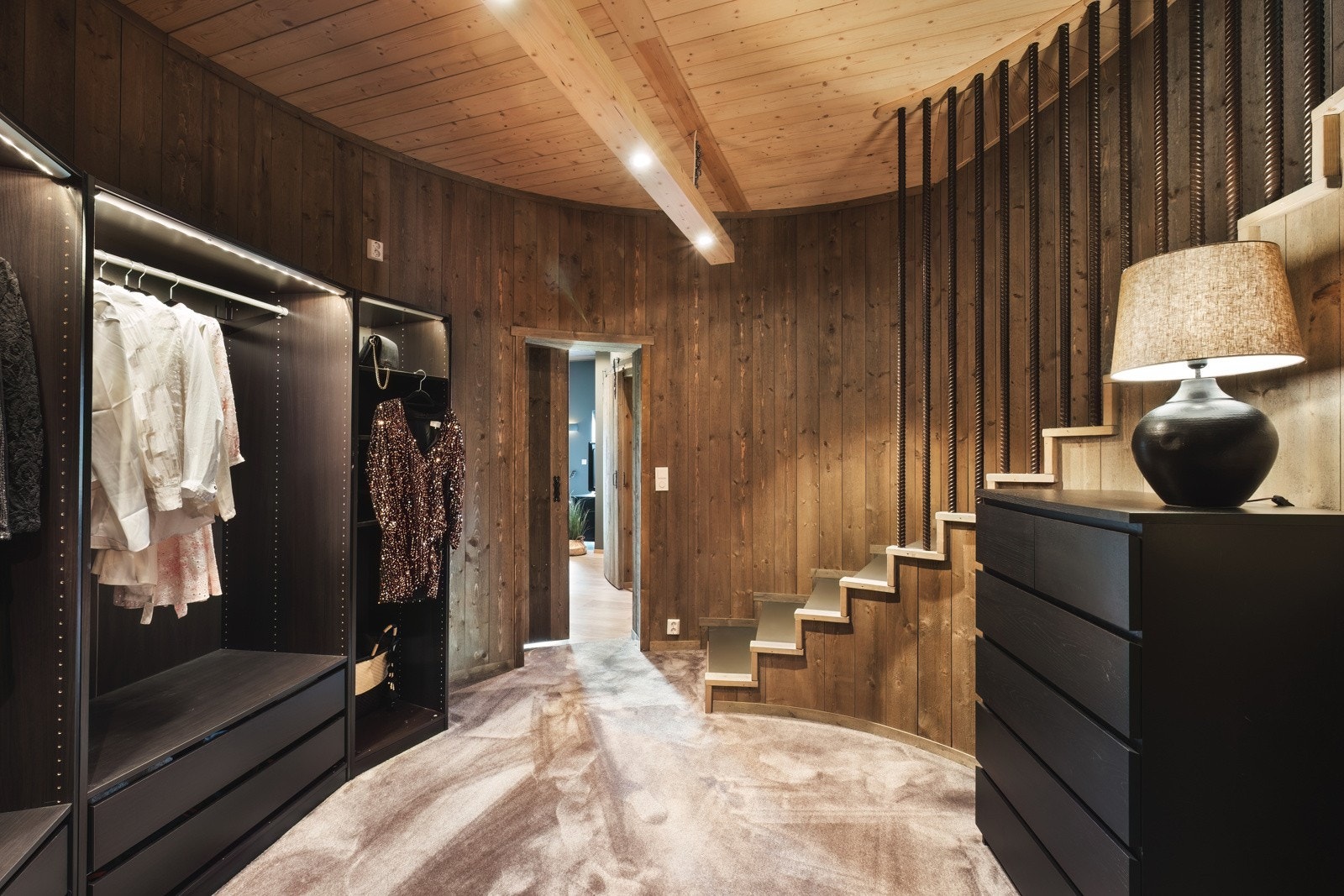 Walkin garderobe. Galleribilde