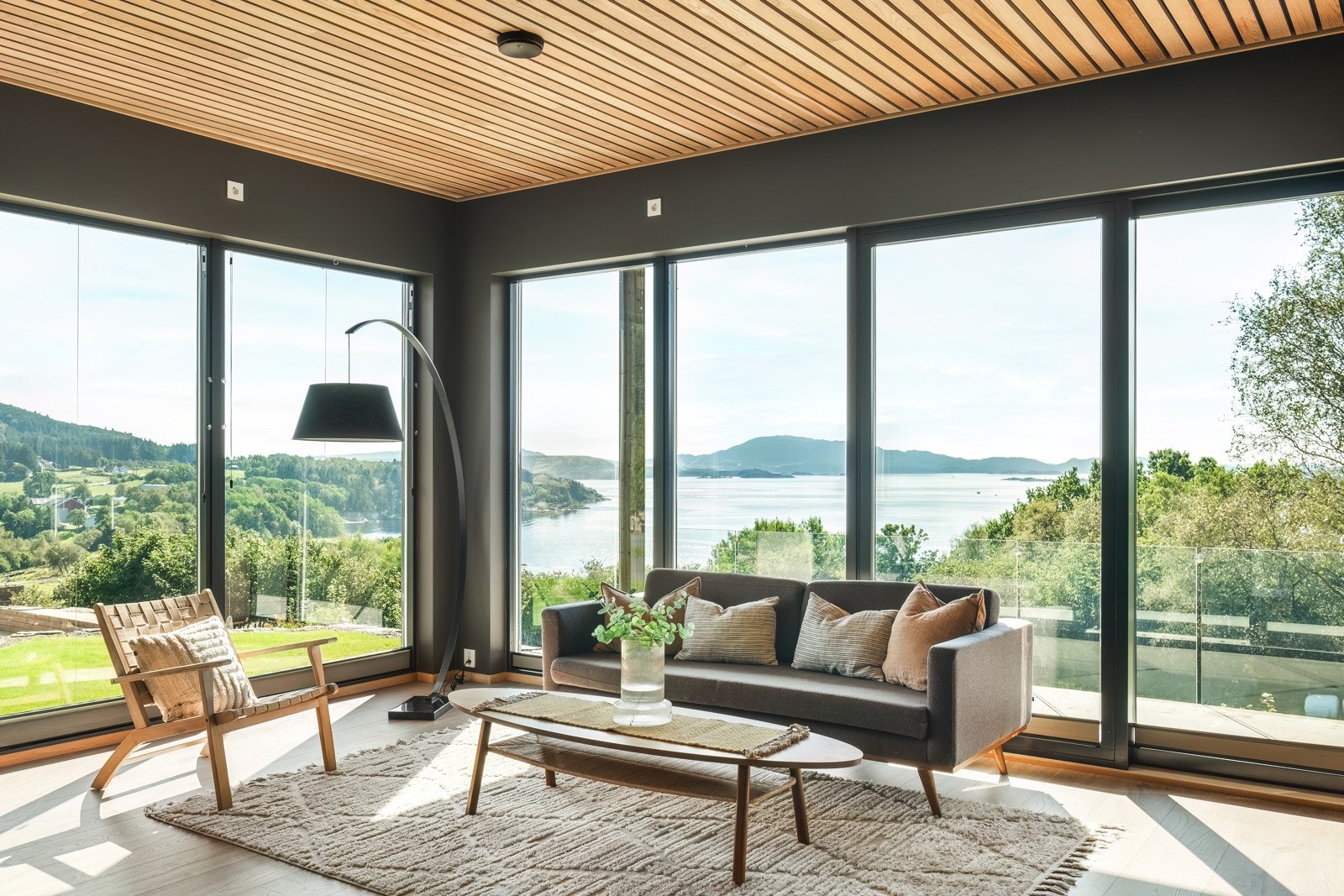 Store vindusflater som bidrar til mye naturlig lysinnslipp. Galleribilde