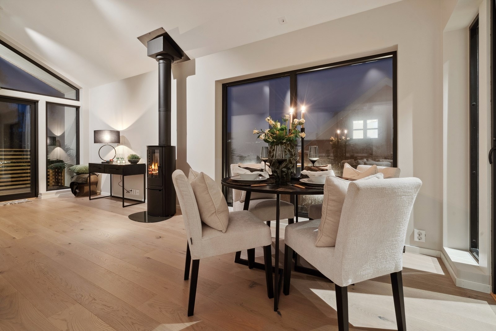 I 2. etasje ligger den romslige stuen/spisestuen. Galleribilde