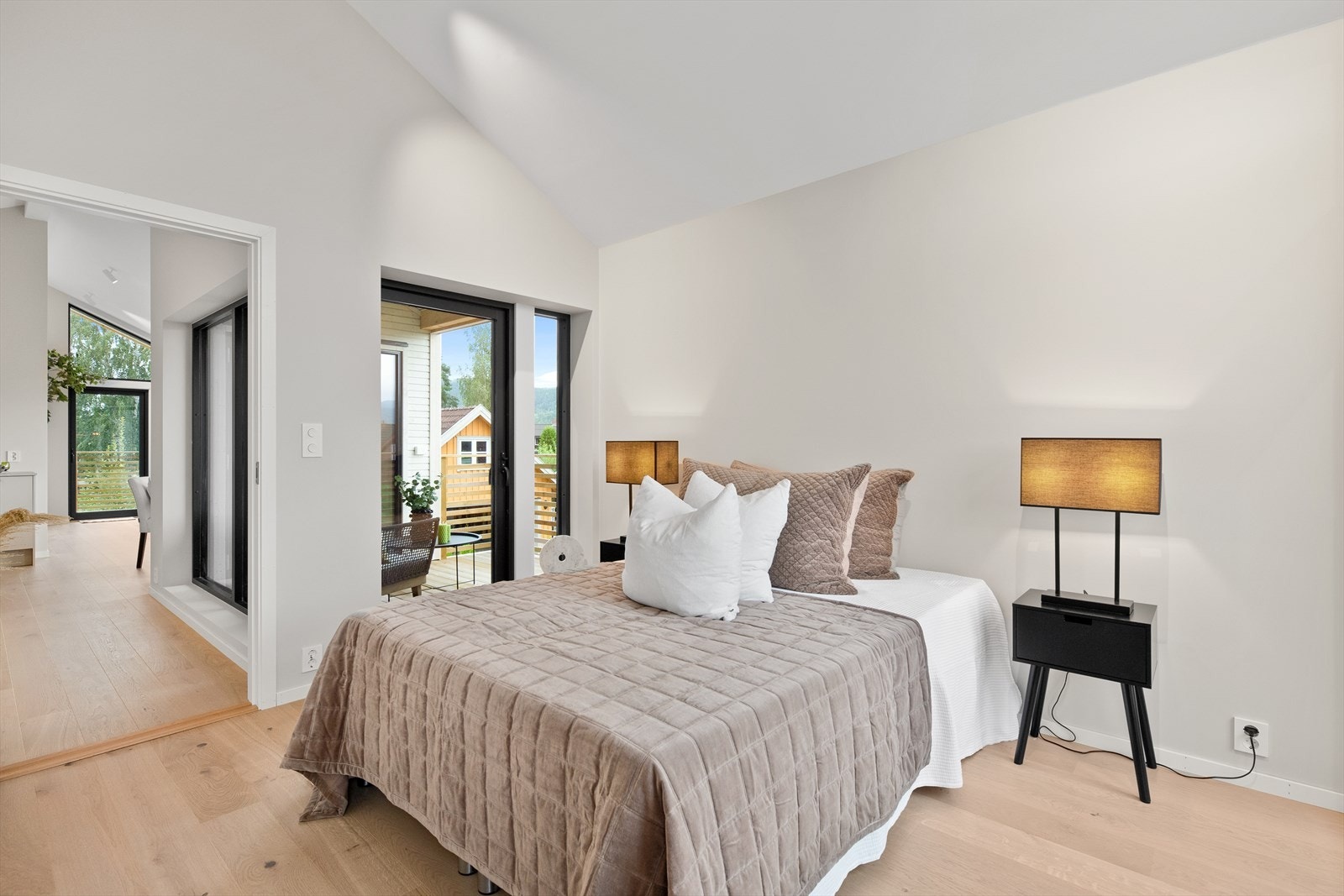 Hovedsoverommet oppleves som en ensuite med eget bad og utgang til balkong. Galleribilde