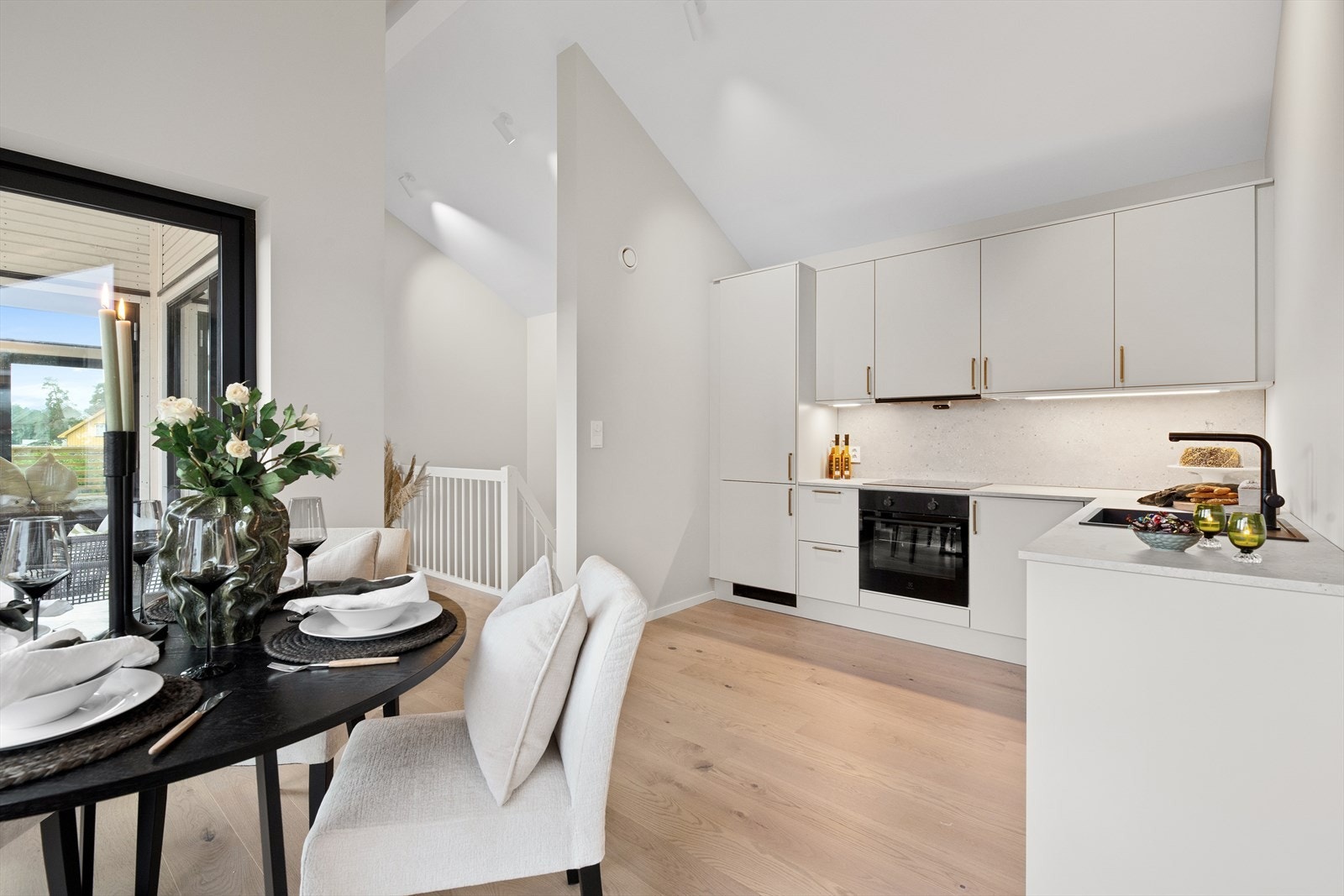 I åpen løsning mot stuen/spisestuen ligger kjøkkenet fra Norema. Galleribilde