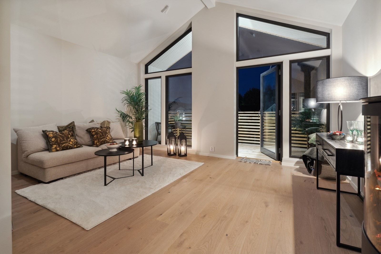 Generøs takhøyde og vindusflater som slipper inn godt med lys. Galleribilde