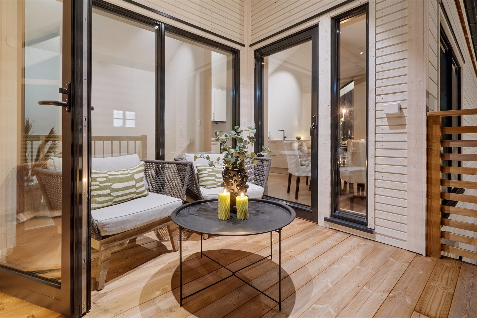 Boligen har utgang til flere solrike uteplasser. Galleribilde