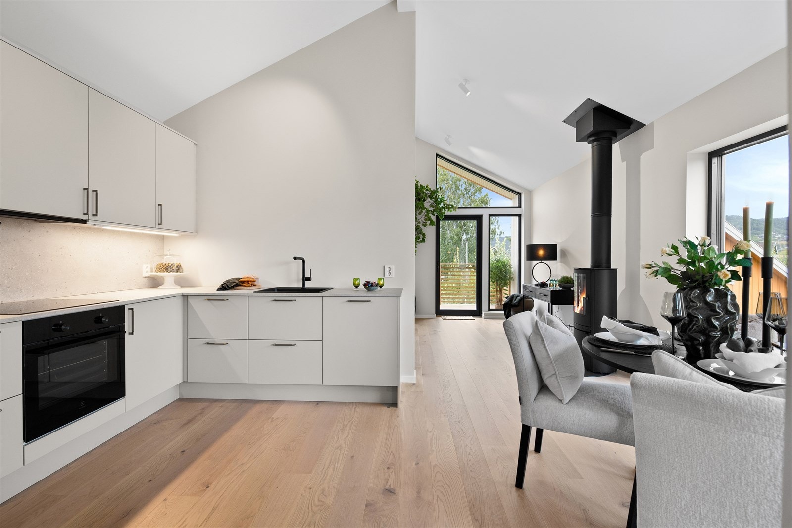 Integrerte hvitevarer som stekeovn, induksjonstopp, oppvaskmaskin og kjøl-/fryseskap medfølger. Galleribilde