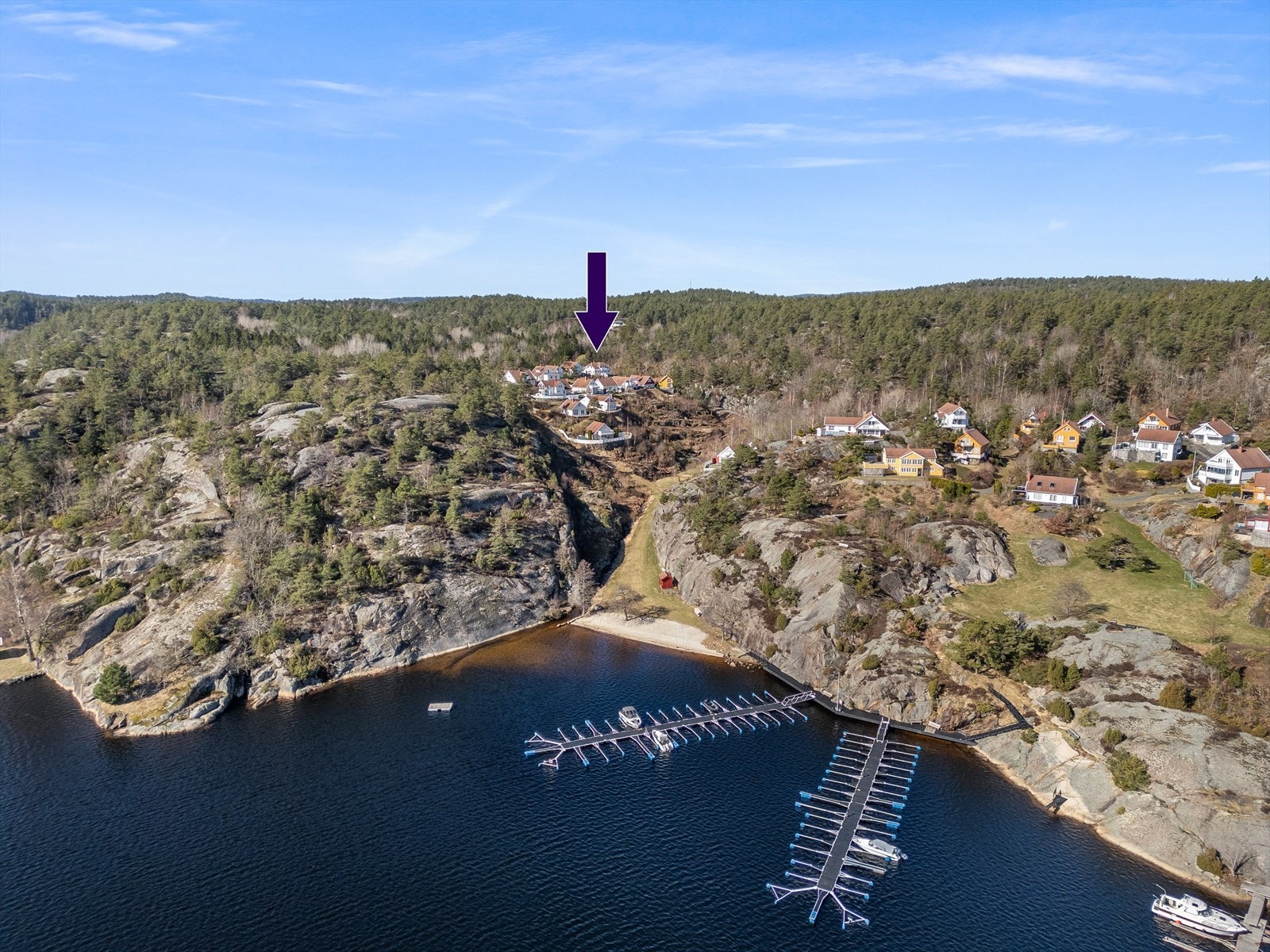 Hytta ligger flott til i hyttefelt, kun få minutter gange fra flott bryggeanlegg Galleribilde