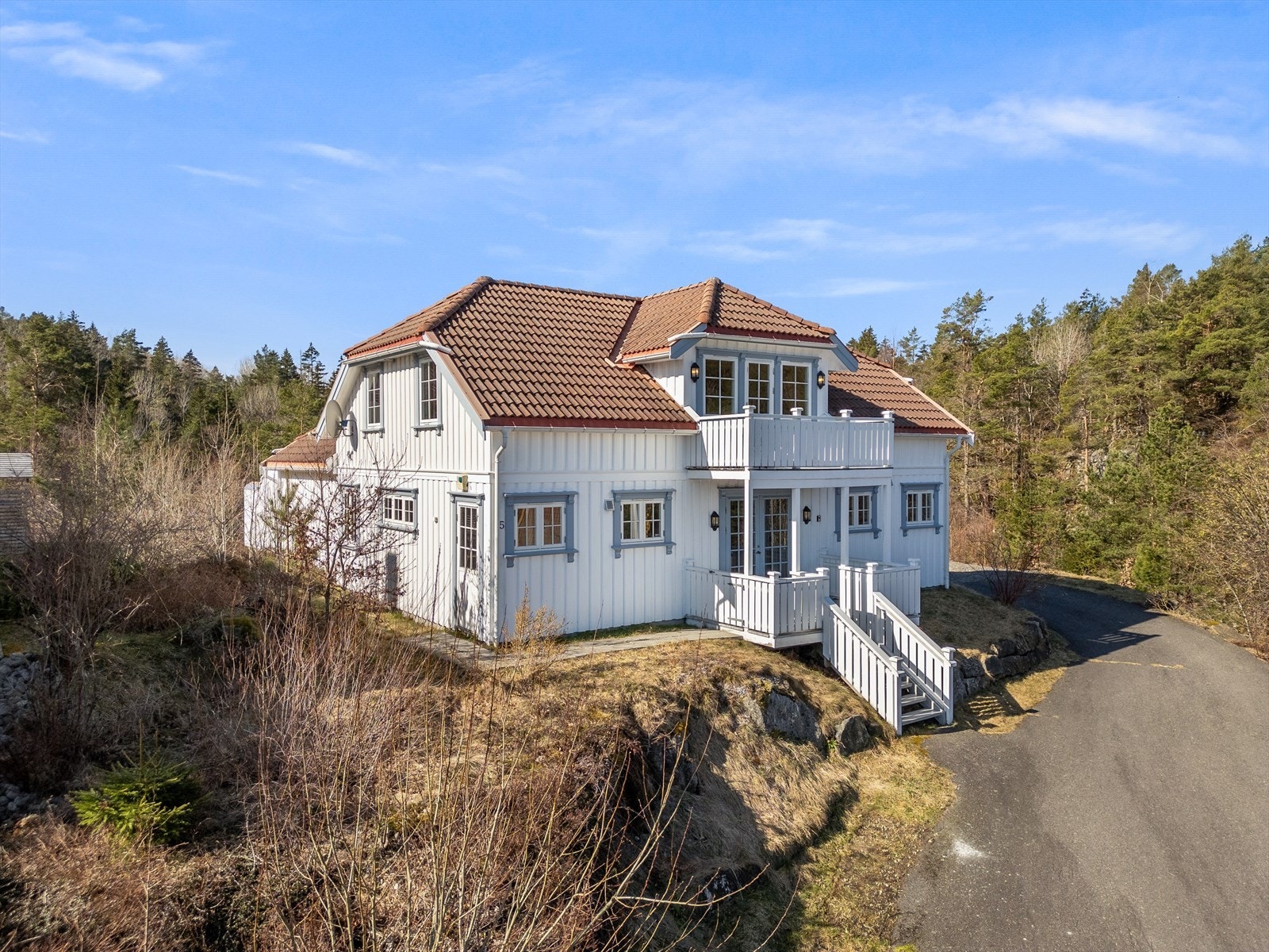 Innholdsrik og stor familiehytte over 2 plan Galleribilde