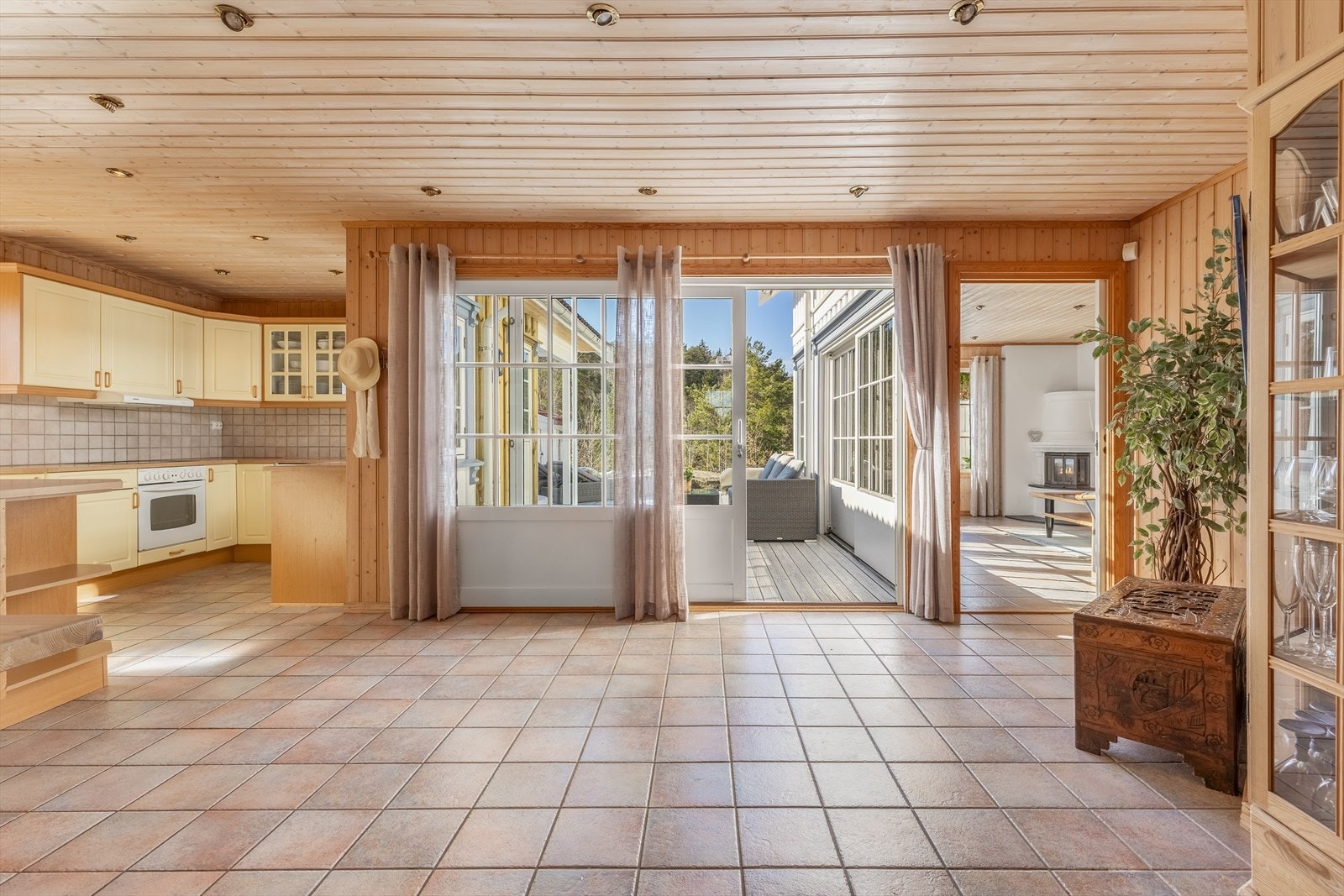 Stue/spisestue i åpen løsning med utgang til terrasse Galleribilde