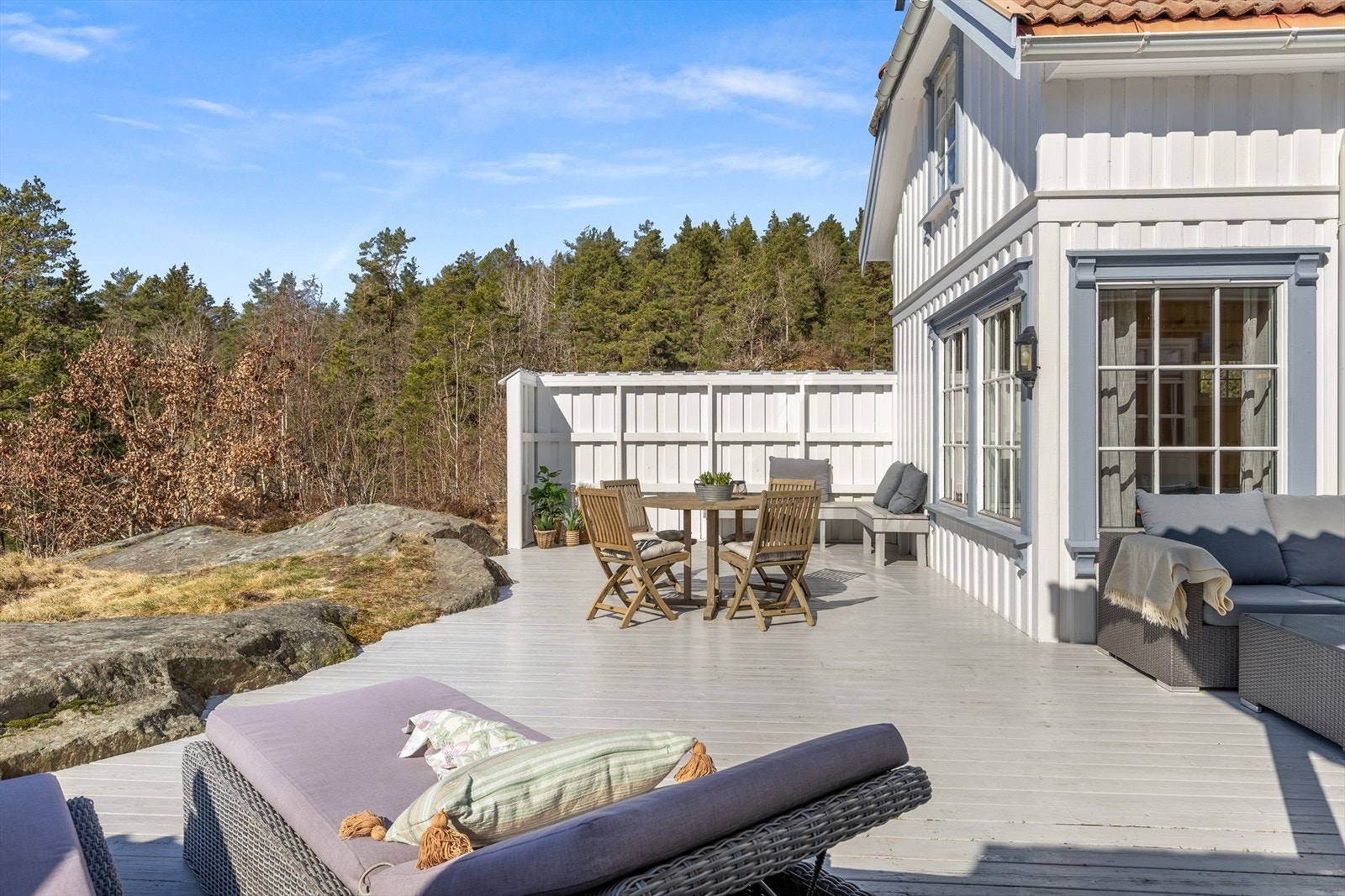 Koselige uteområder rundt hytta - usjenert og solrikt Galleribilde