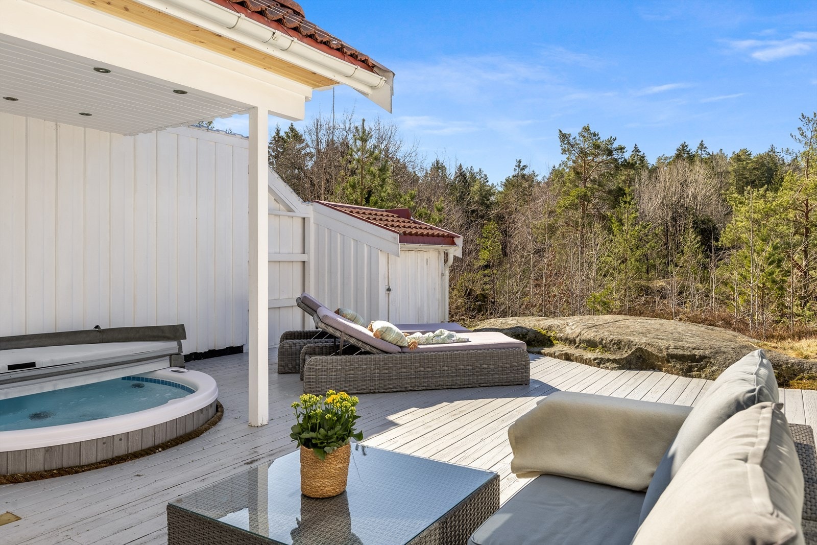 Nedfelt jaquzzi med overbygd tak med spotter Galleribilde