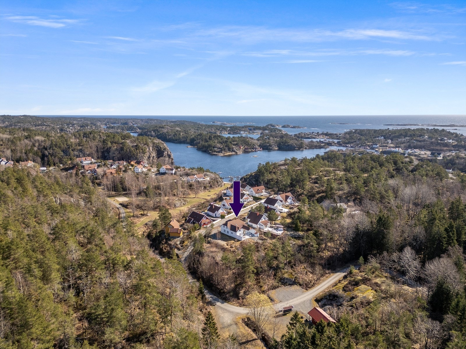Dronebilde over området med hytta markert Galleribilde