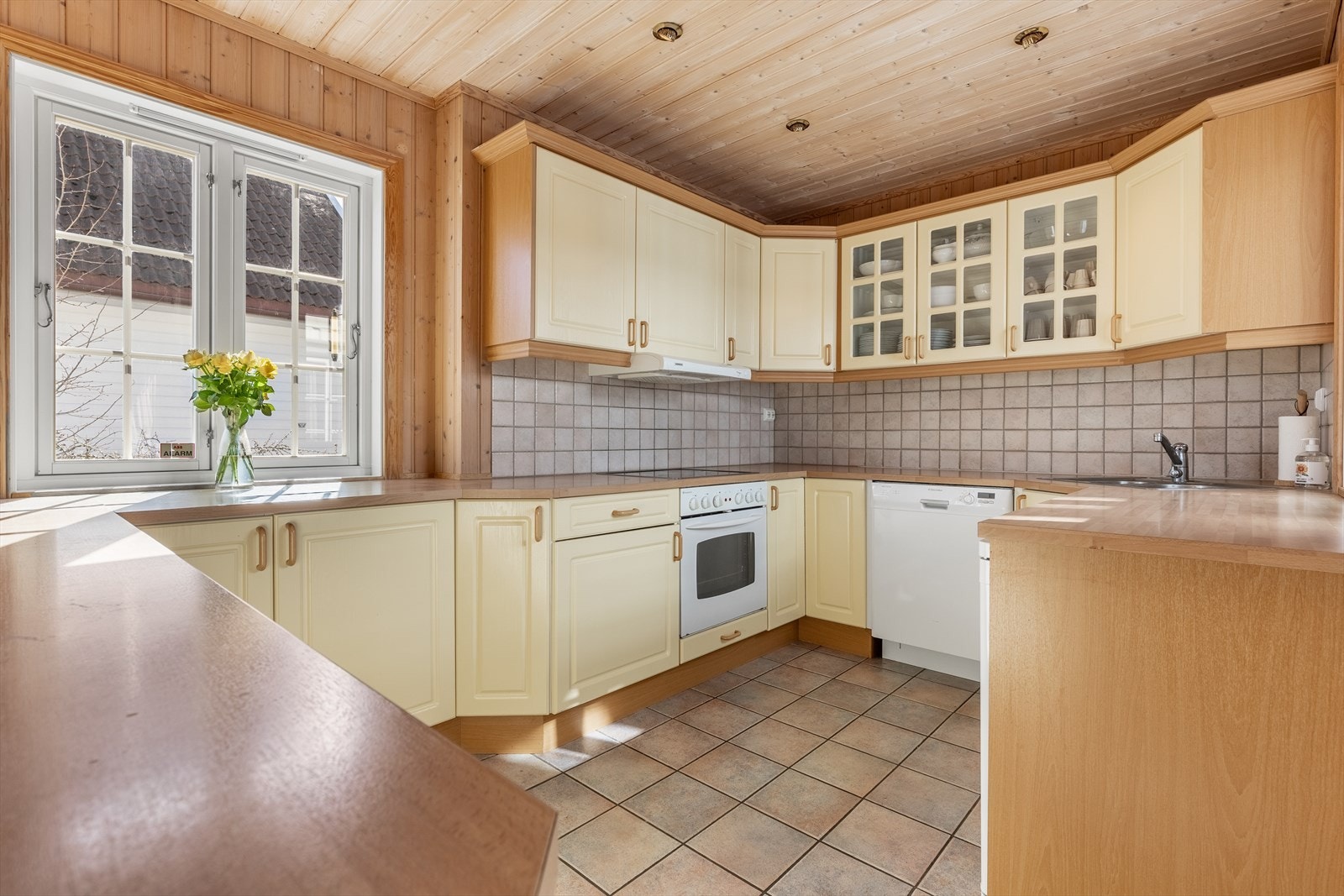 Lyst og koselig kjøkken med god skap - og benkeplass Galleribilde