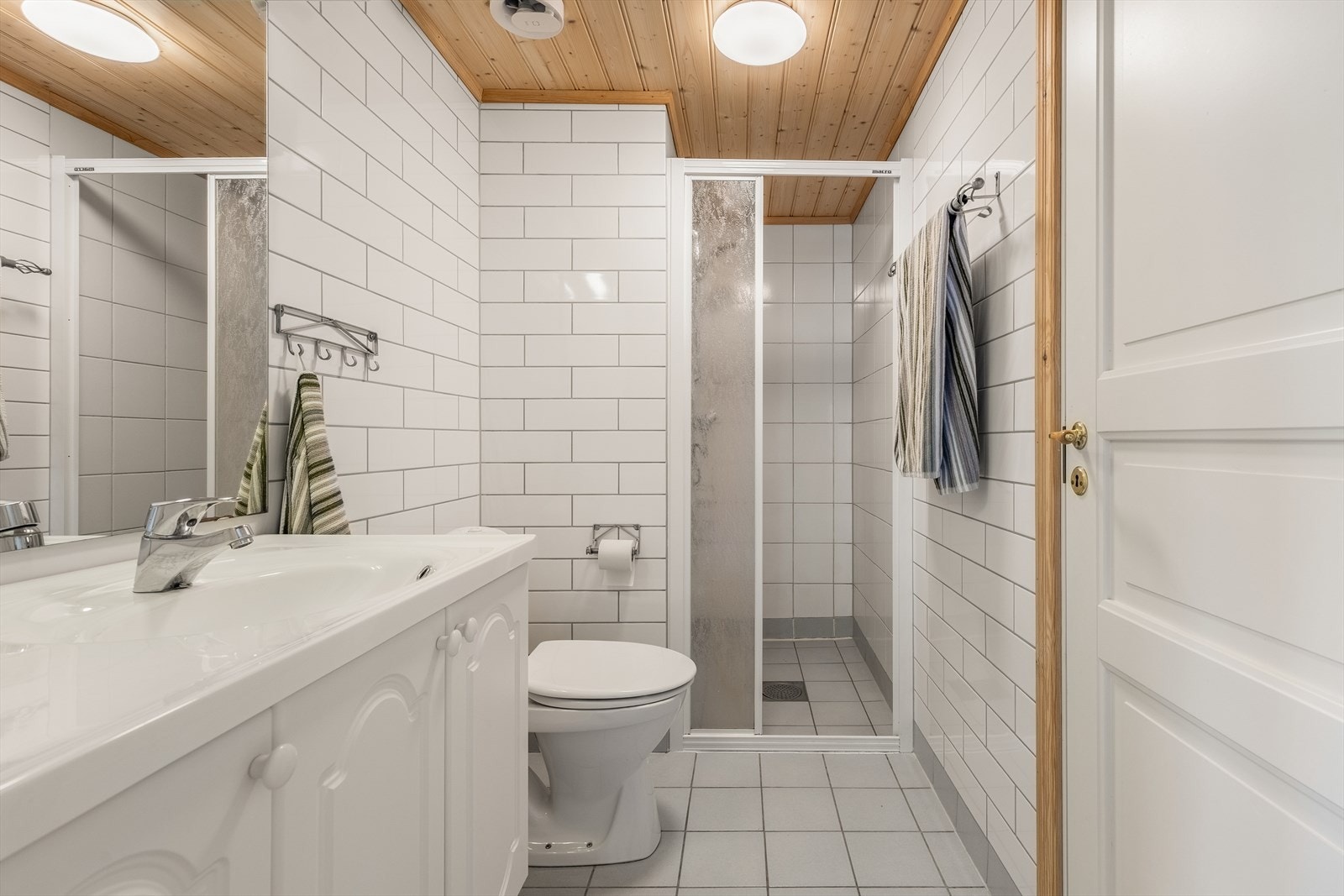 Lyst og fin bad i 2. etasje med dusj, servant og toalett Galleribilde