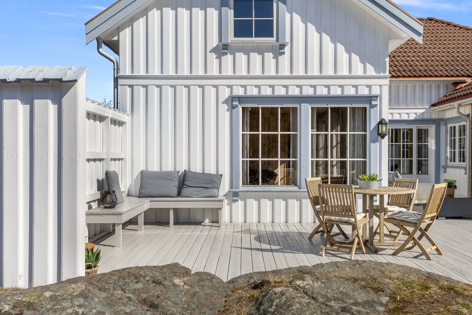 Her kan man nyte solen i hytteveggen Galleribilde