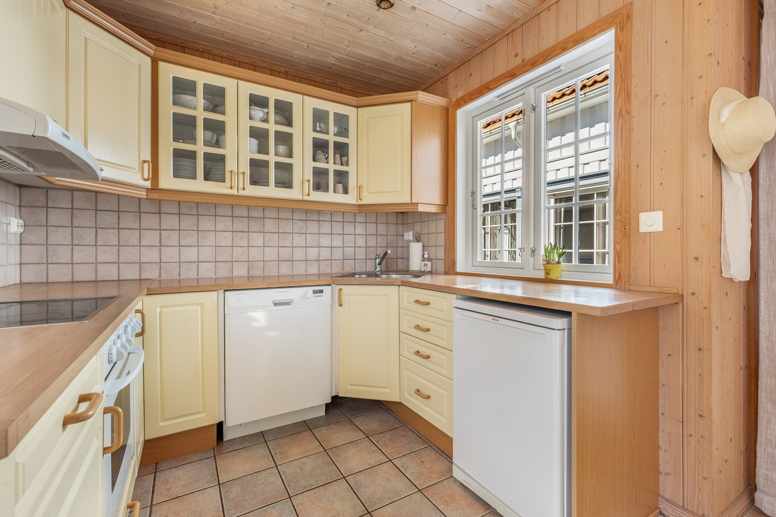 Kjøkkenet har delvis integrerte hvitevarer Galleribilde