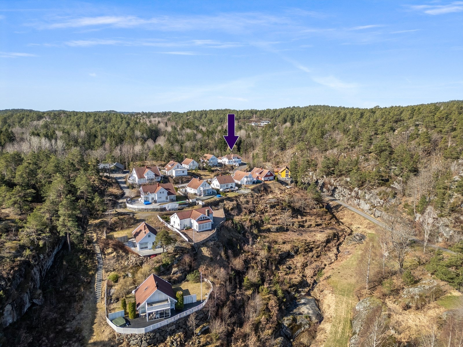 Dronebilde med hytta markert Galleribilde